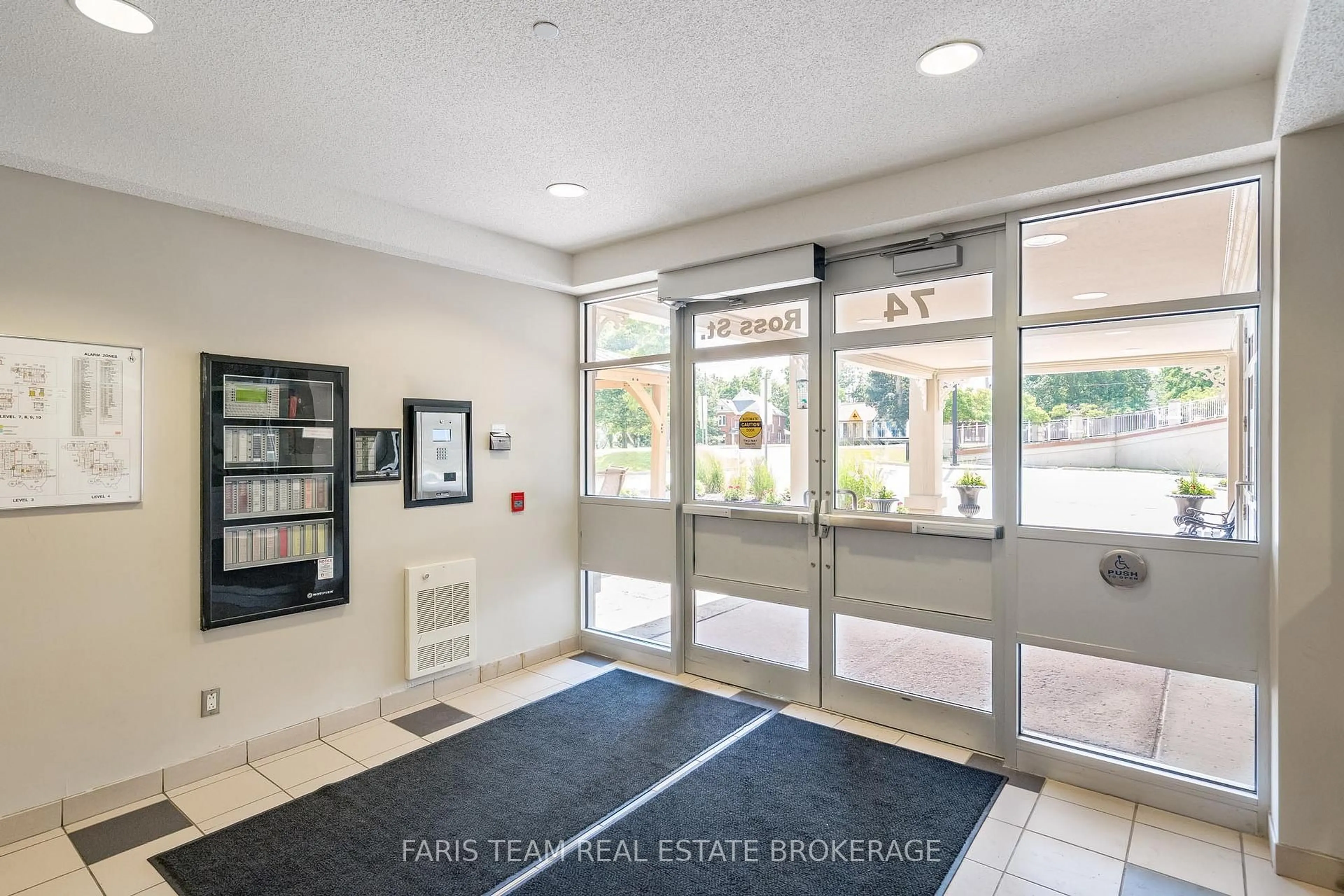 Indoor foyer for 74 Ross St #82, Barrie Ontario L4N 1G3