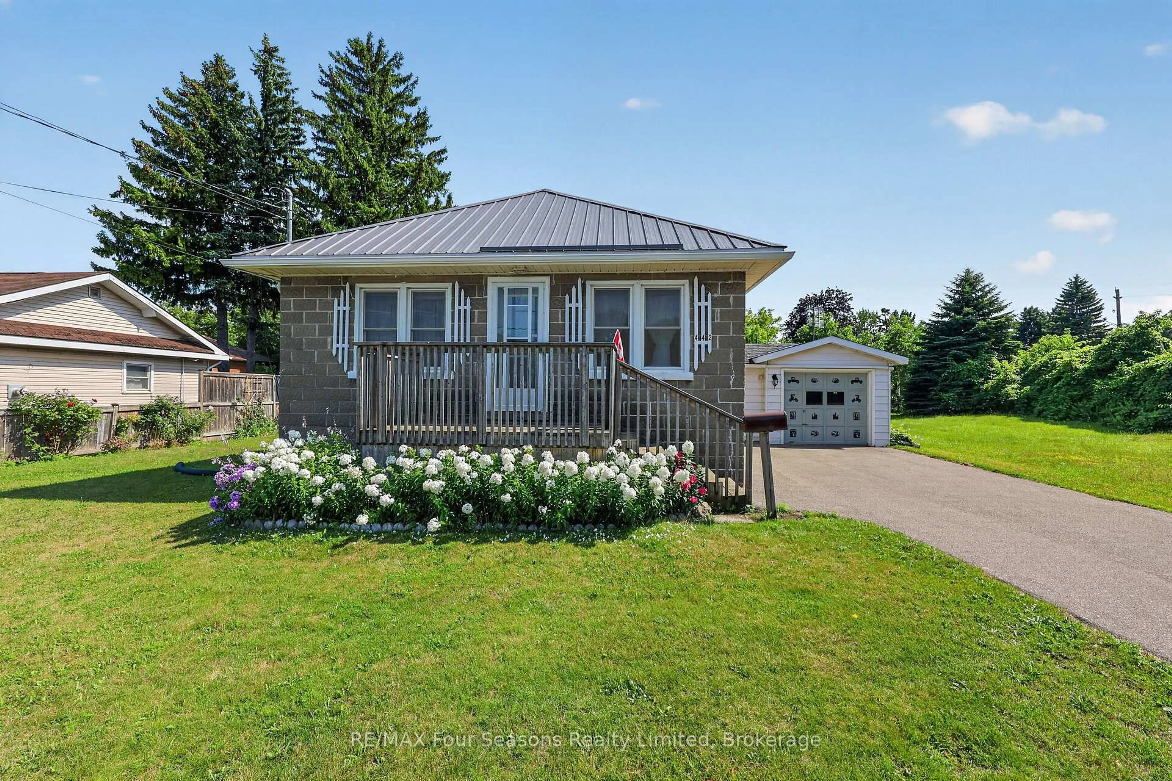 A pic from outside/outdoor area/front of a property/back of a property/a pic from drone, water/lake/river/ocean view for 442 Hume St, Collingwood Ontario L9Y 1W6