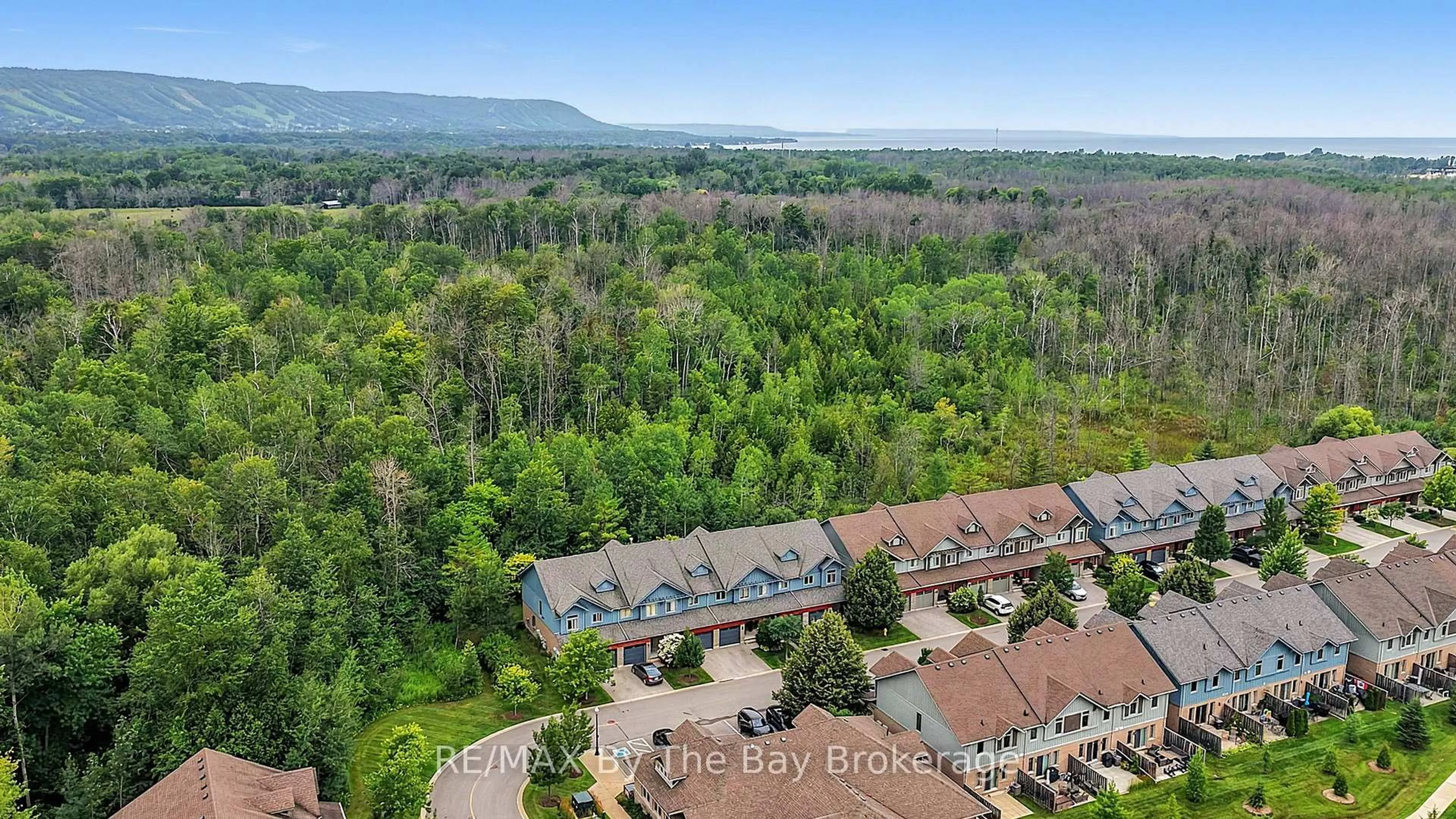 A pic from outside/outdoor area/front of a property/back of a property/a pic from drone, unknown for 50 Silver Glen Blvd, Collingwood Ontario L9Y 0G9