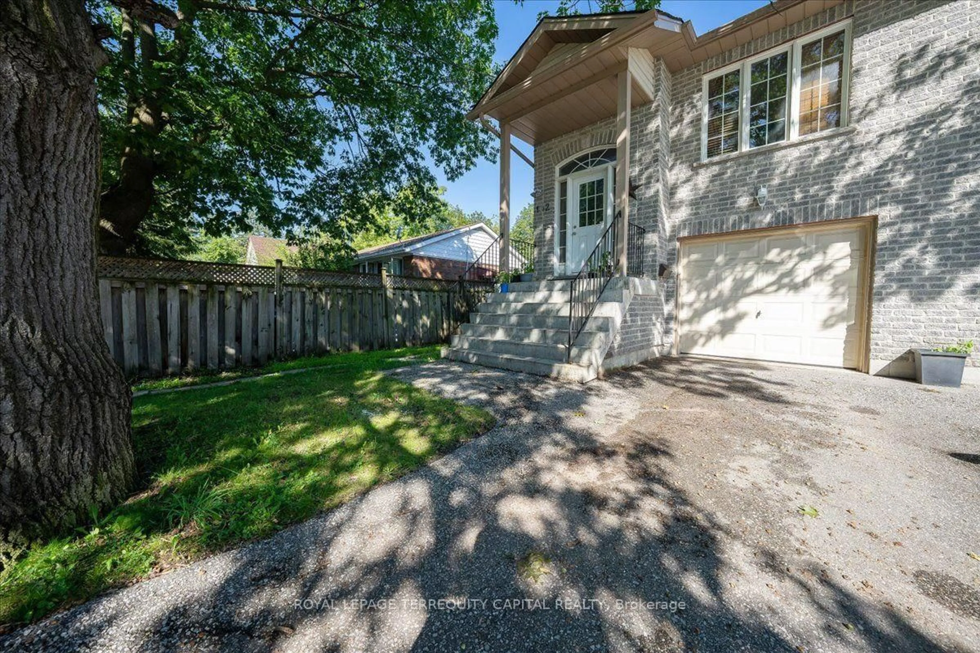 A pic from outside/outdoor area/front of a property/back of a property/a pic from drone, street for 102 Henry St, Barrie Ontario L4N 1C8