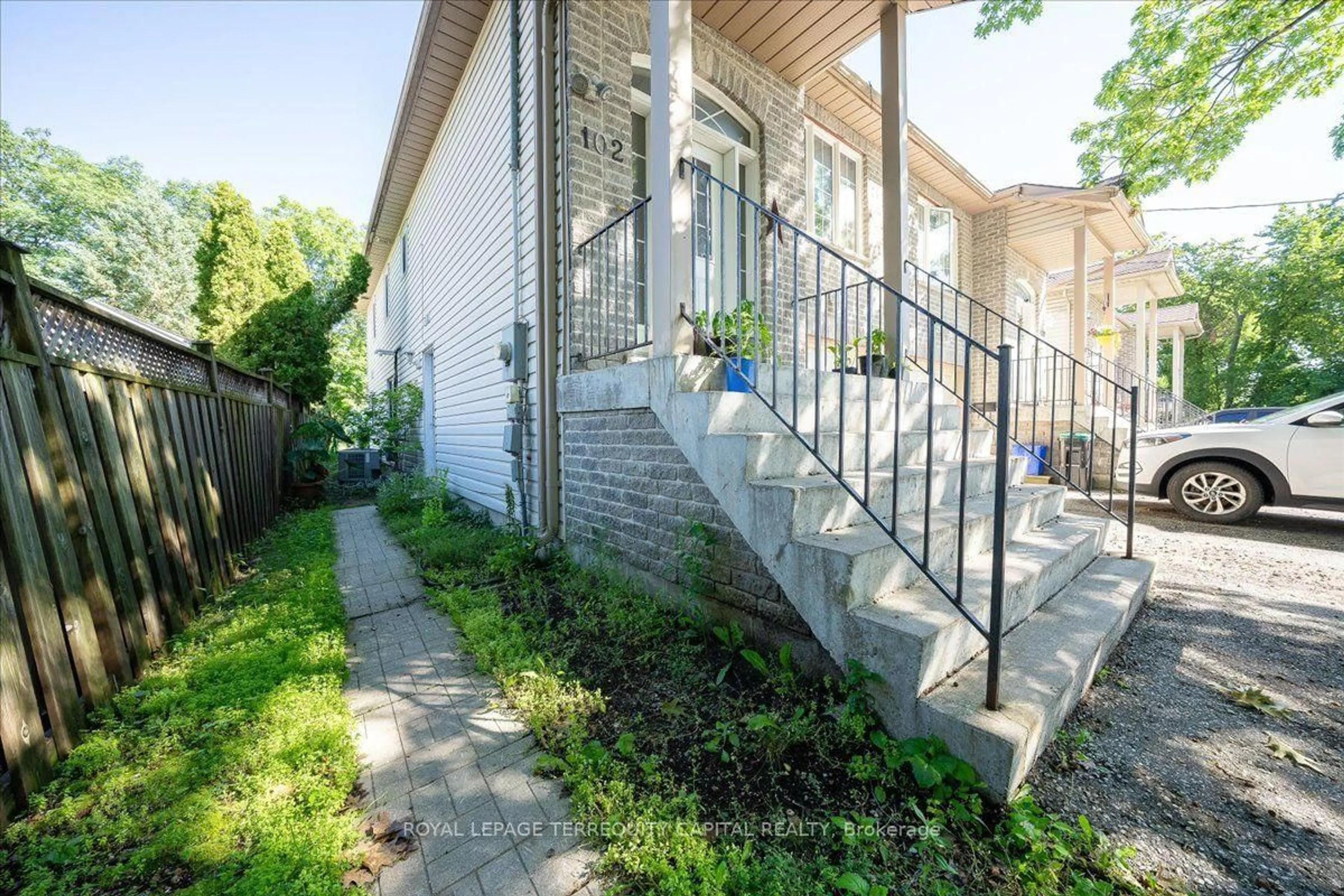 Patio, street for 102 Henry St, Barrie Ontario L4N 1C8
