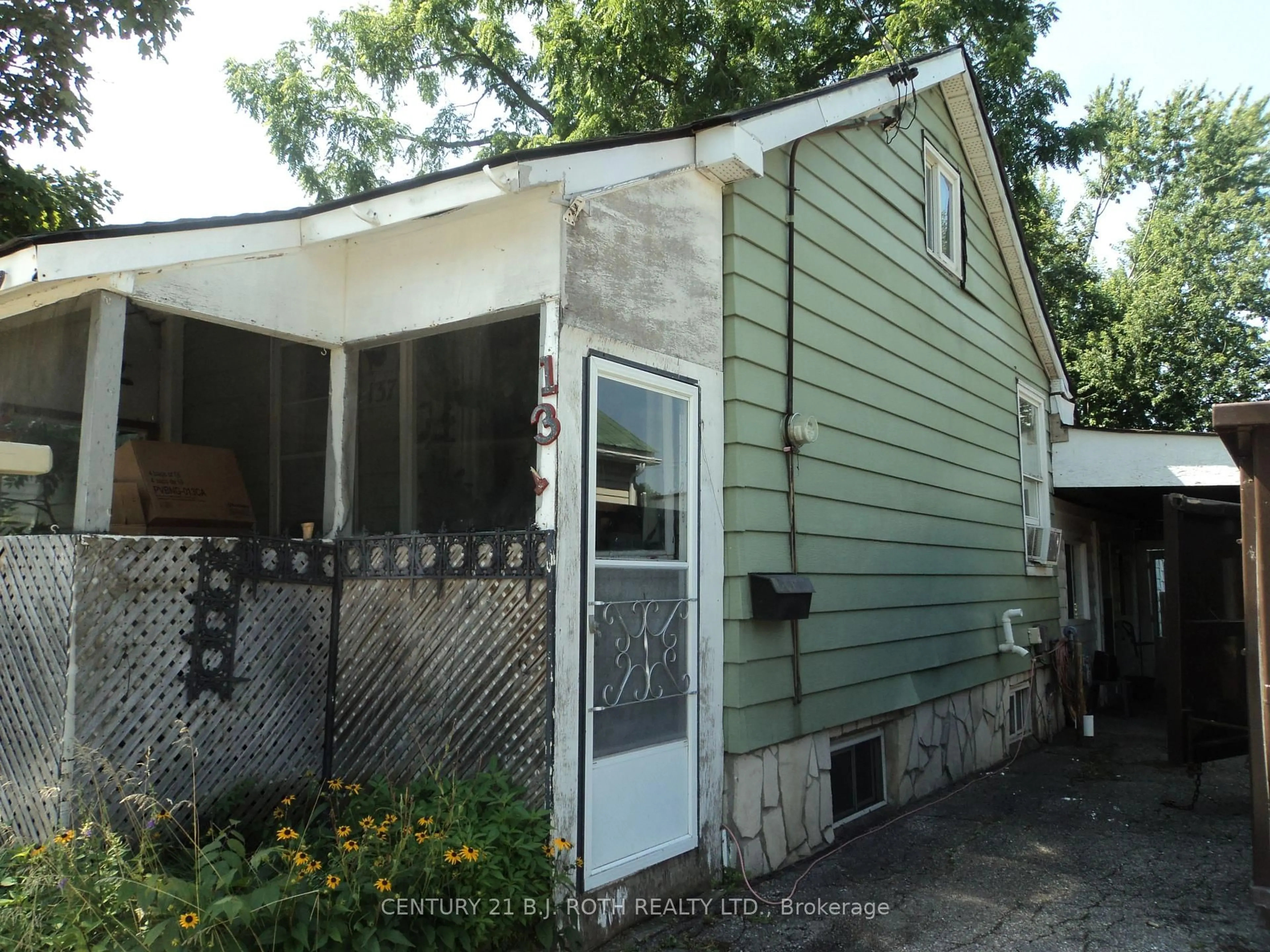Home with vinyl exterior material, street for 137 Dufferin St, Orillia Ontario L3V 5T1
