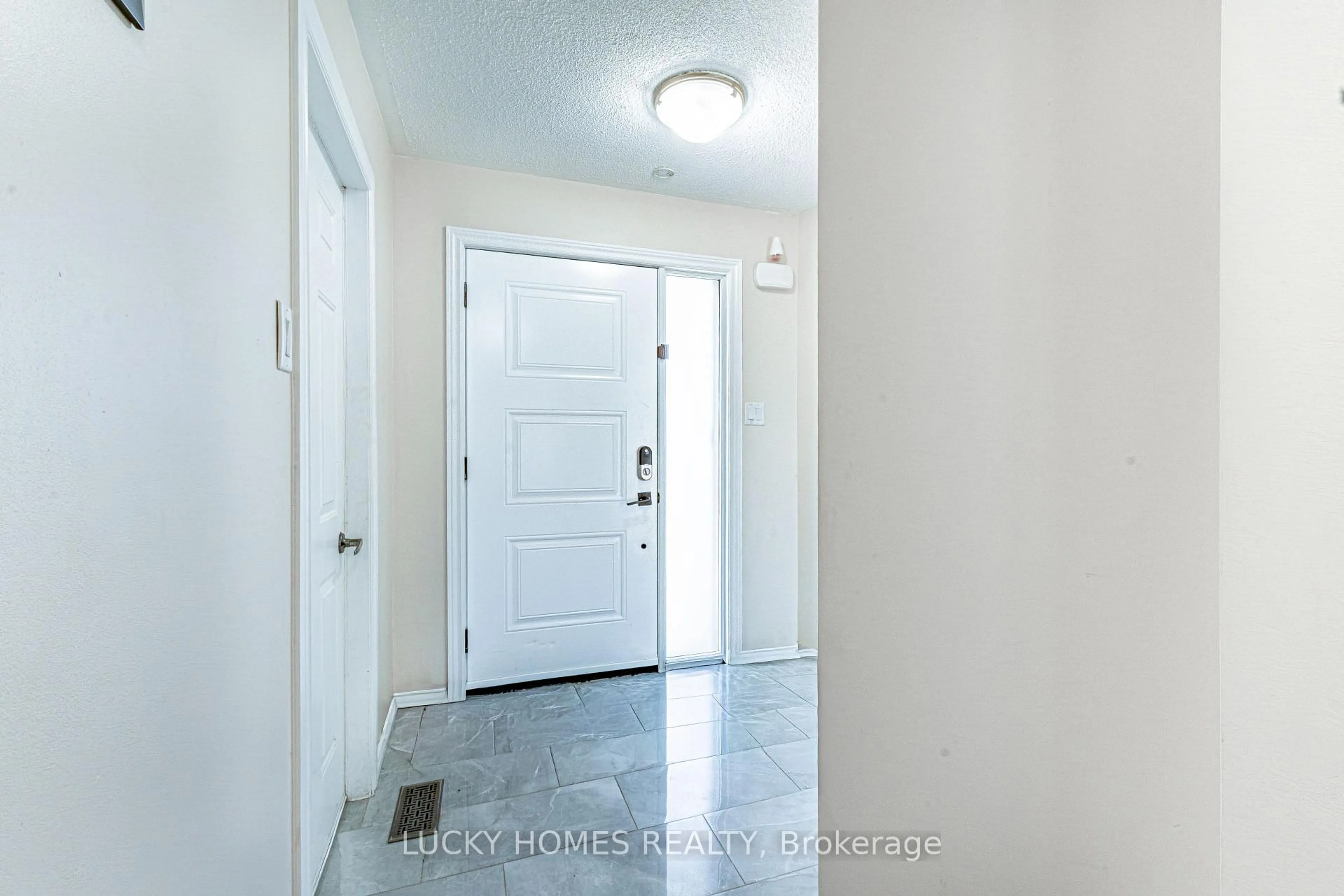 Indoor entryway for 65 Lyfytt Cres, Barrie Ontario L4N 7X5