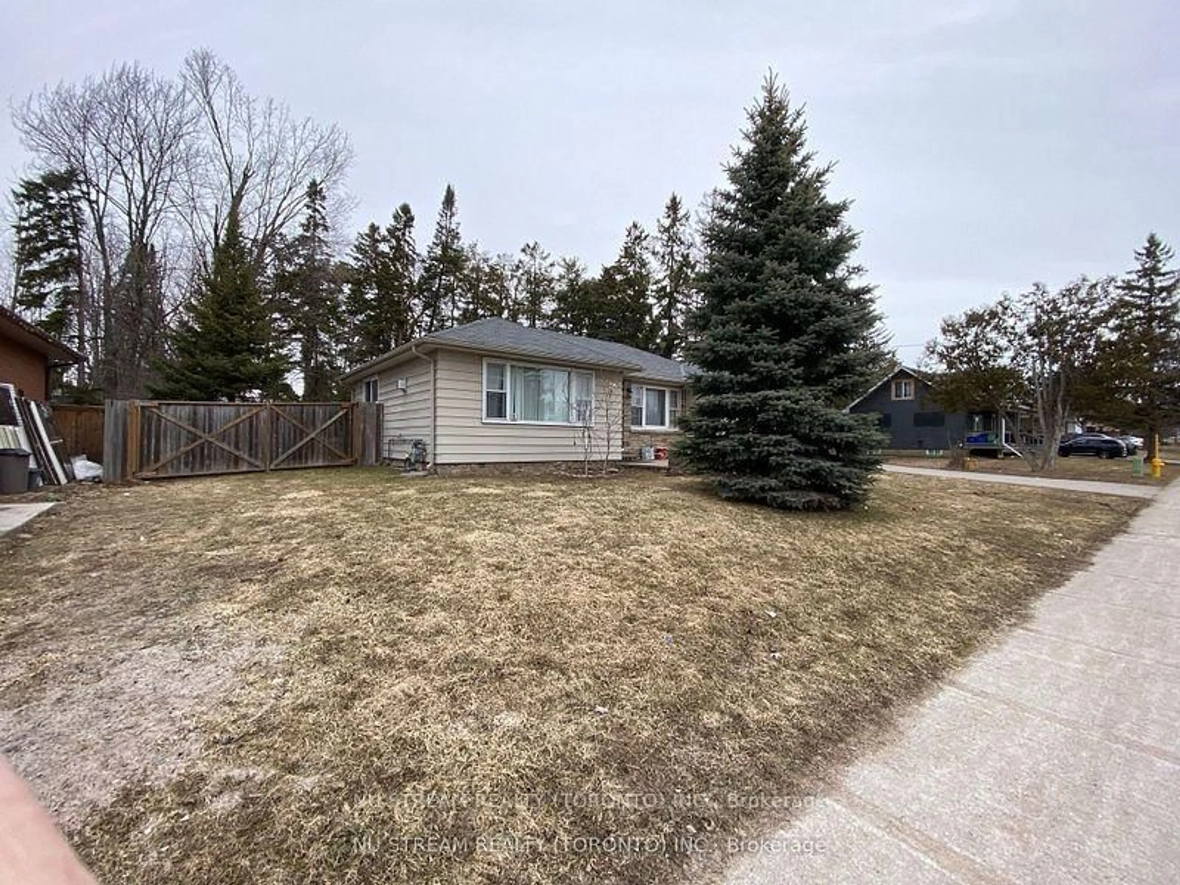 A pic from outside/outdoor area/front of a property/back of a property/a pic from drone, street for 540 Big Bay Point Rd, Barrie Ontario L4N 3Z5