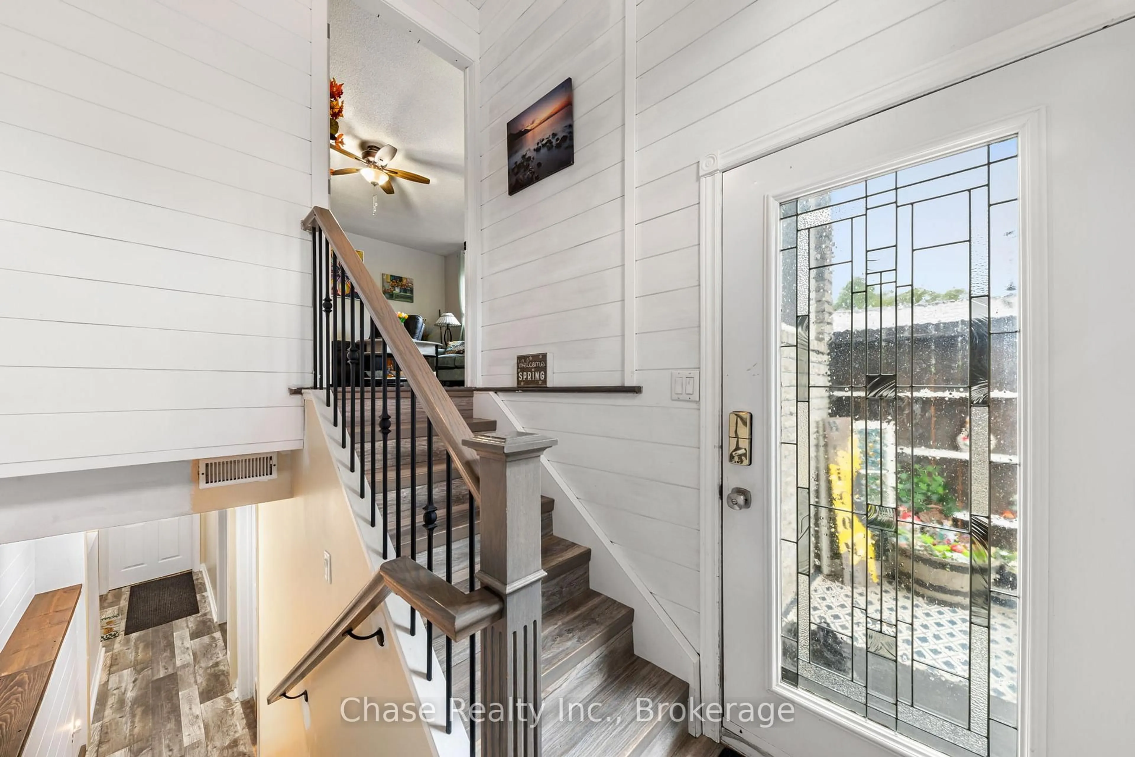 Indoor entryway for 363 Wardell St, Tay Ontario L0K 1R0