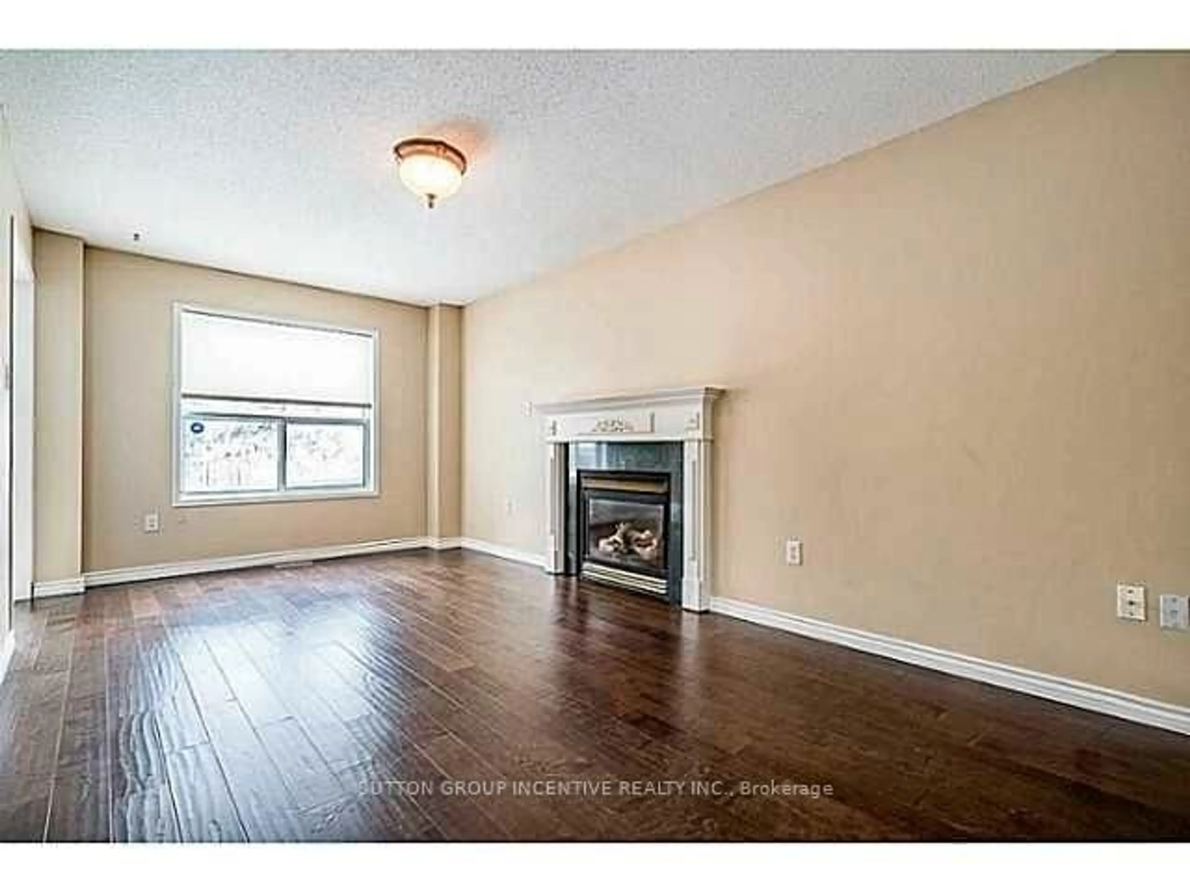 Living room with furniture, wood/laminate floor for 18 Merganser Crt, Barrie Ontario L4N 8W7