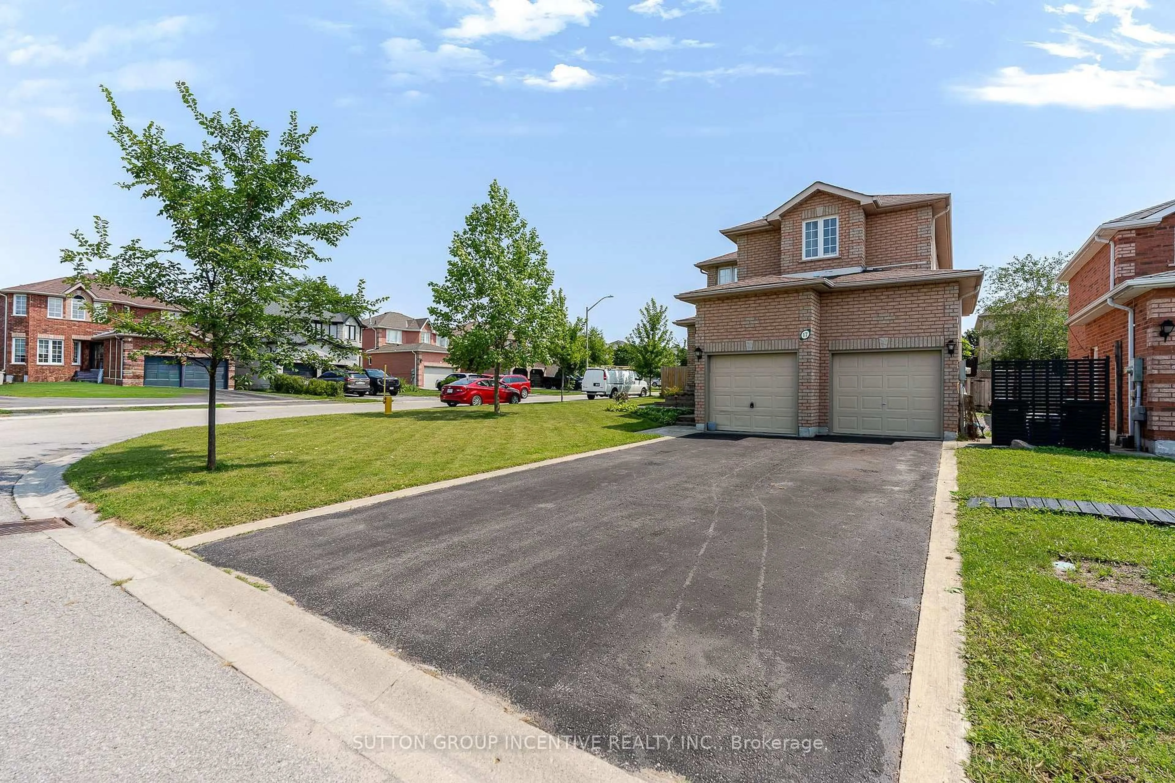 A pic from outside/outdoor area/front of a property/back of a property/a pic from drone, street for 17 Shaina Crt, Barrie Ontario L4N 9S6