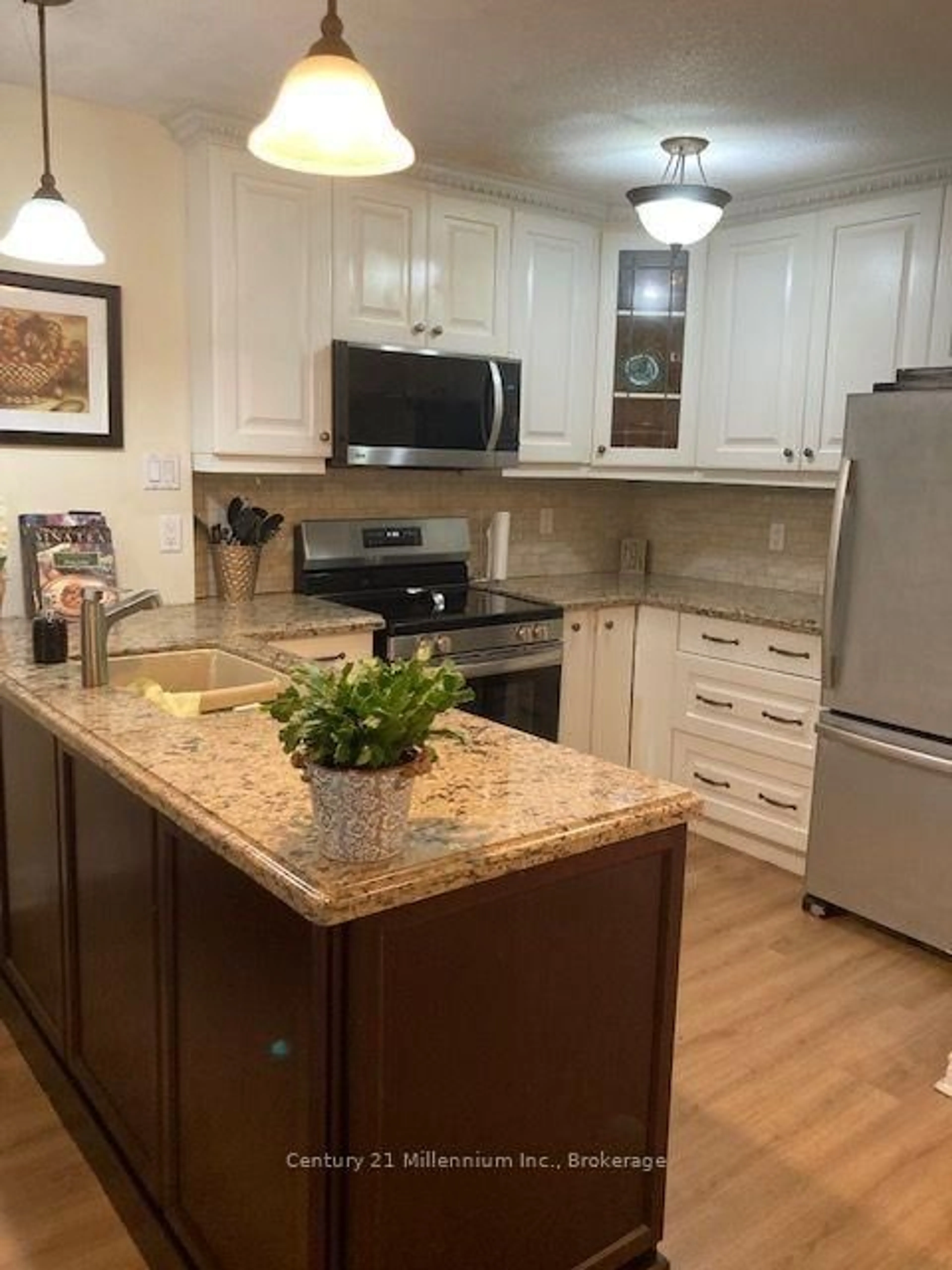 Open concept kitchen, wood/laminate floor for 55 Trott Blvd #131, Collingwood Ontario L9Y 5B8