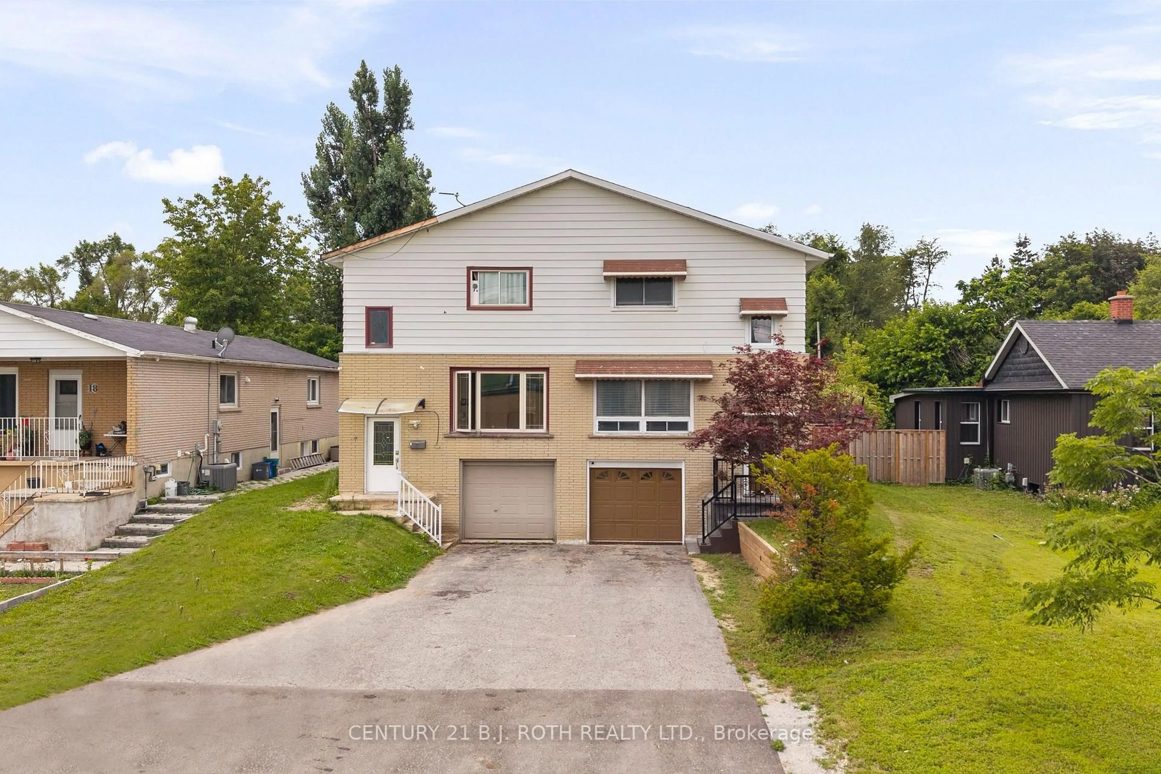 A pic from outside/outdoor area/front of a property/back of a property/a pic from drone, street for 14 Innisfil St, Barrie Ontario L4N 3C9