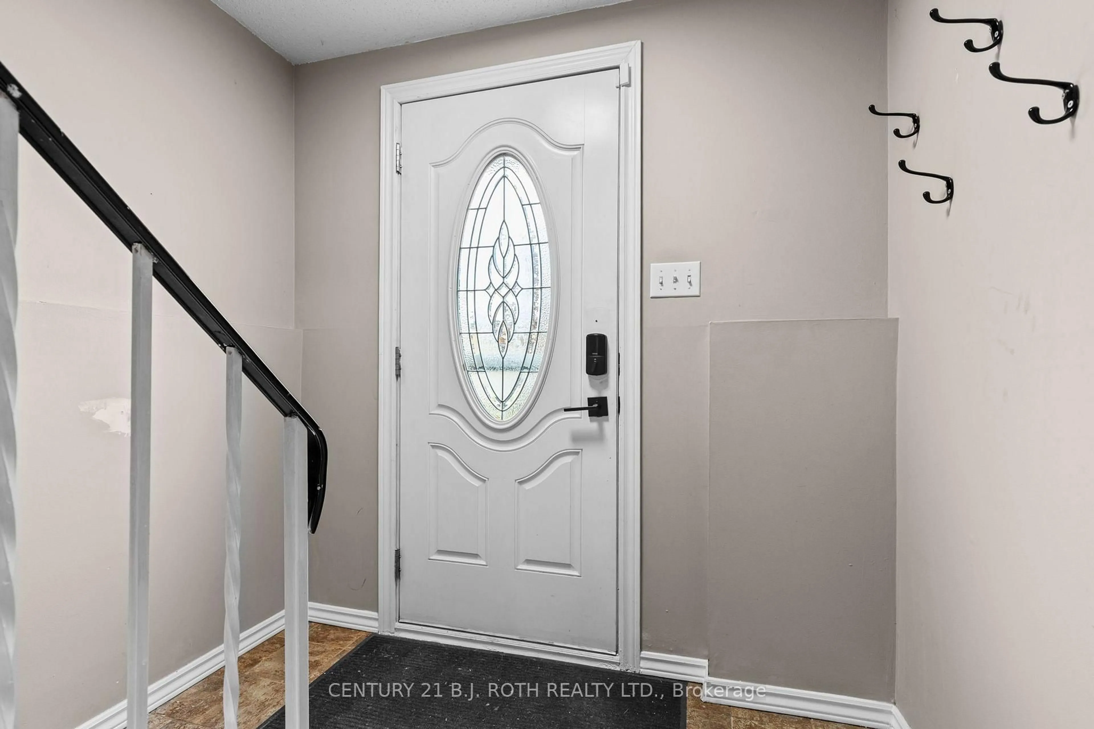 Indoor entryway for 14 Innisfil St, Barrie Ontario L4N 3C9