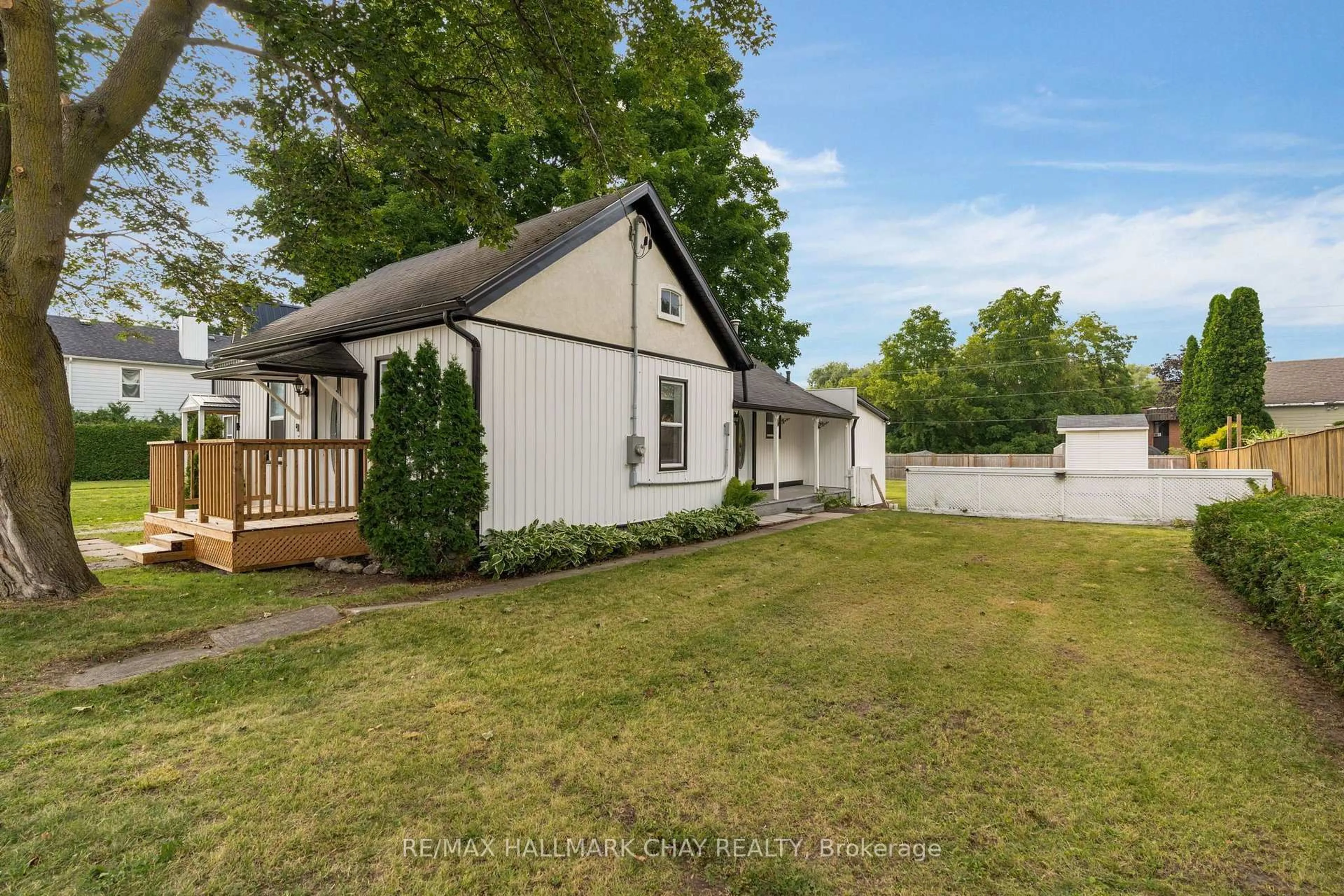 A pic from outside/outdoor area/front of a property/back of a property/a pic from drone, street for 7192 26 Highway, Clearview Ontario L0M 1S0