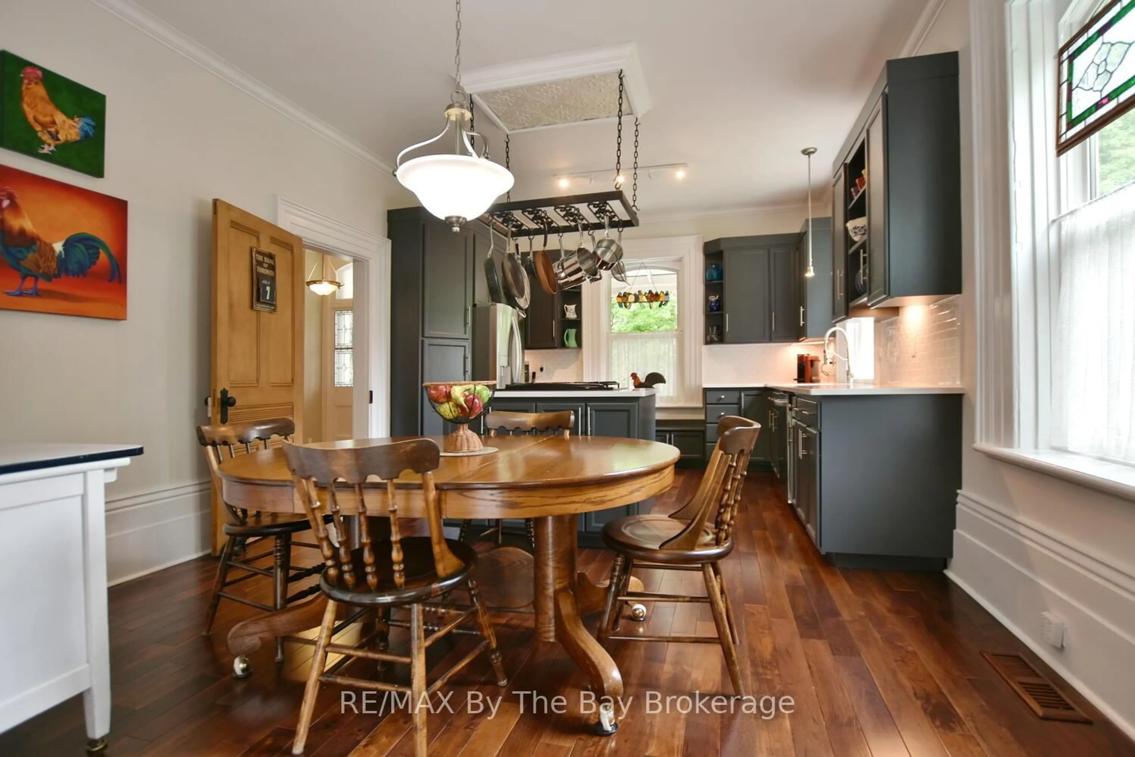 Open concept kitchen, wood/laminate floor for 214 Elm St, Clearview Ontario L0M 1S0
