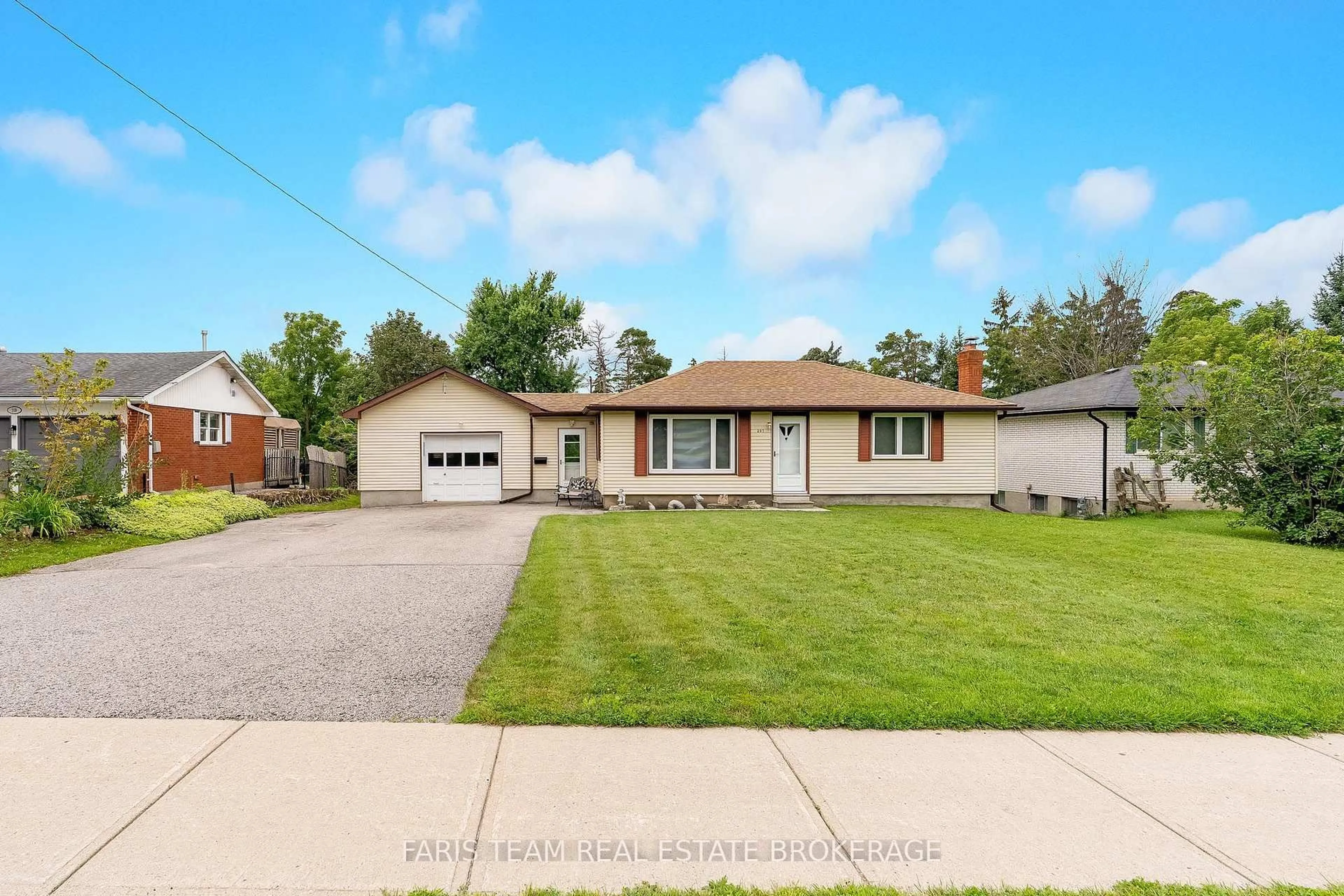 Home with brick exterior material, street for 207 Warnica Rd, Barrie Ontario L4N 3Z2