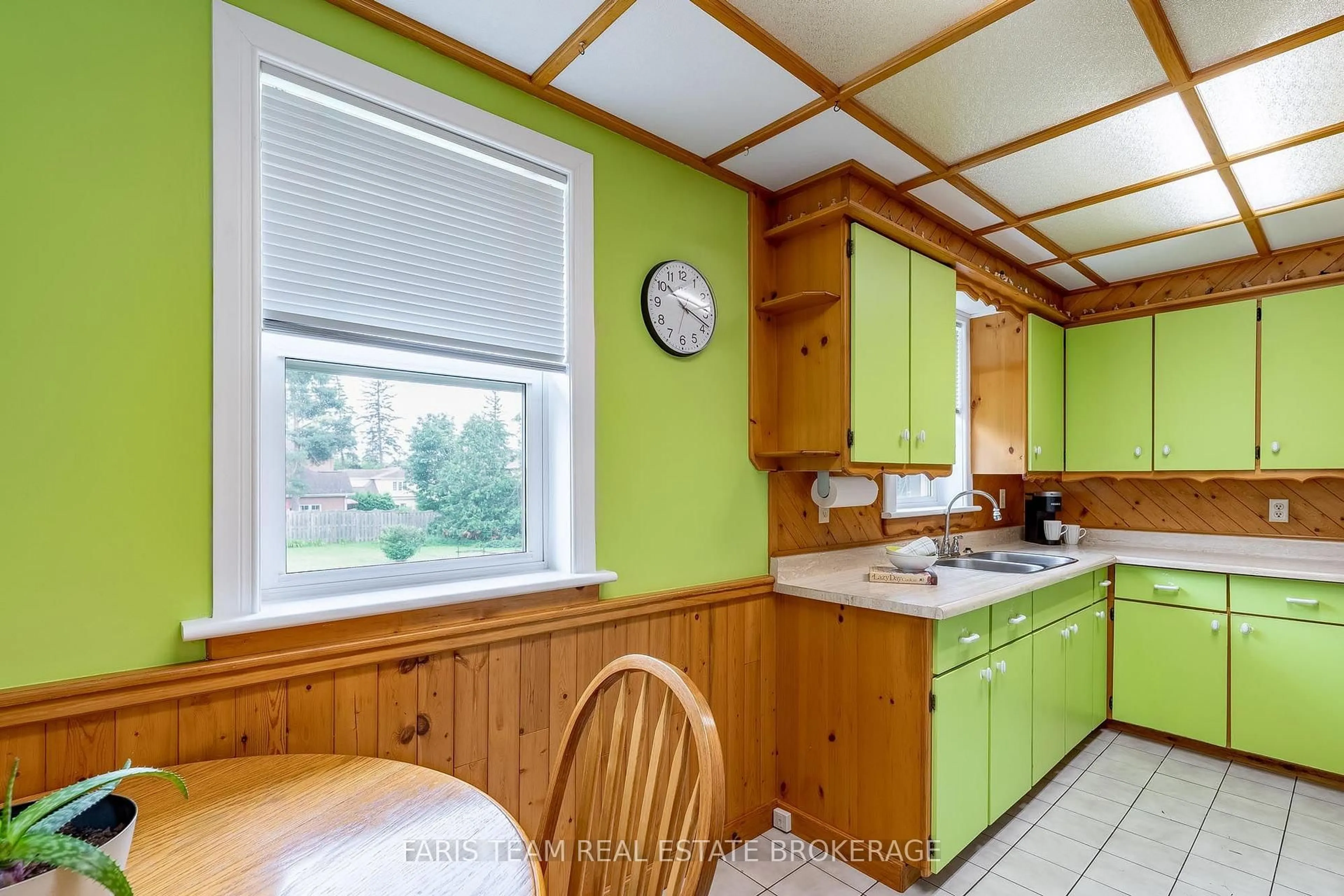 Standard kitchen, wood/laminate floor for 207 Warnica Rd, Barrie Ontario L4N 3Z2