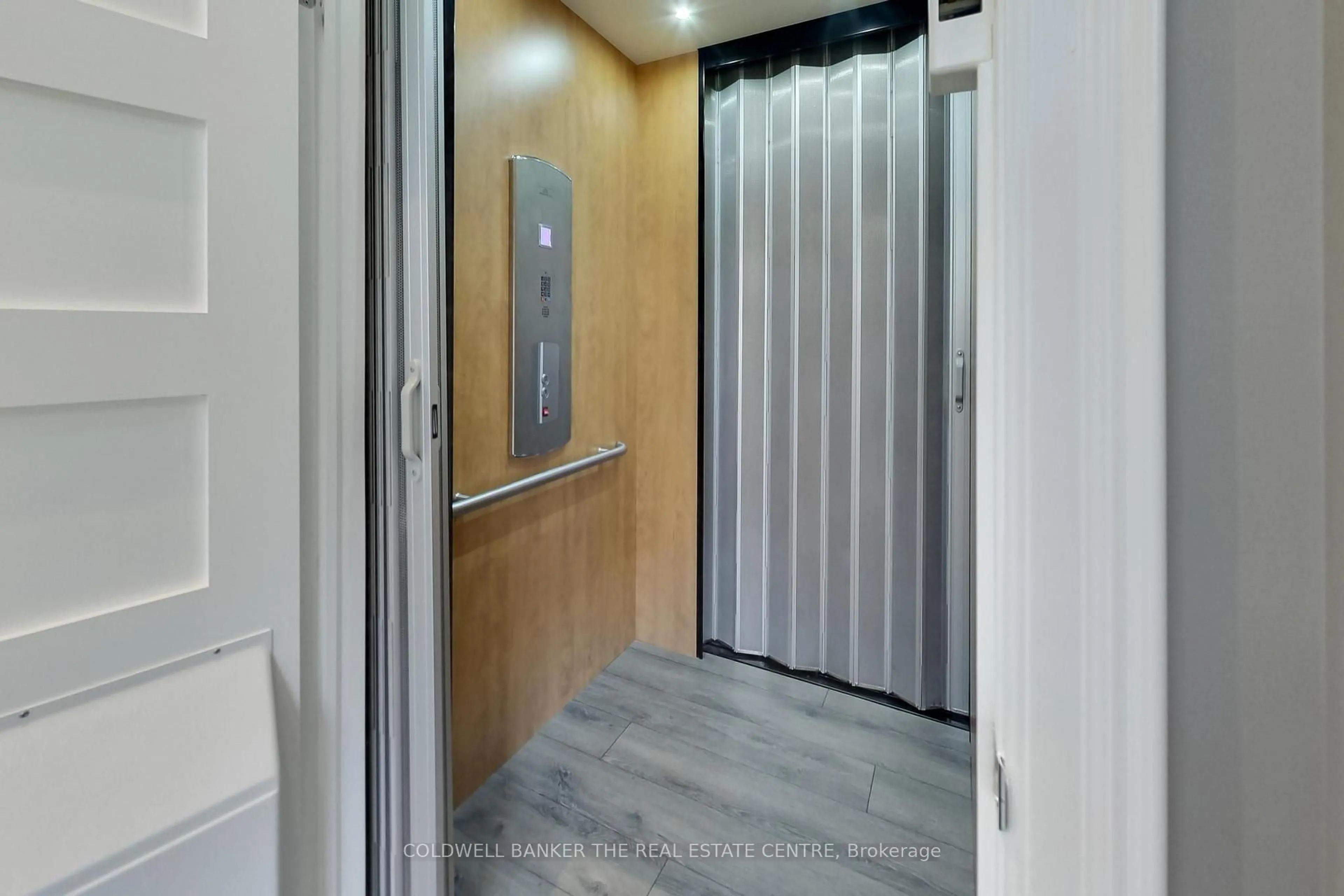 Indoor foyer for 224 Lakeshore Rd, Oro-Medonte Ontario L0L 2E0
