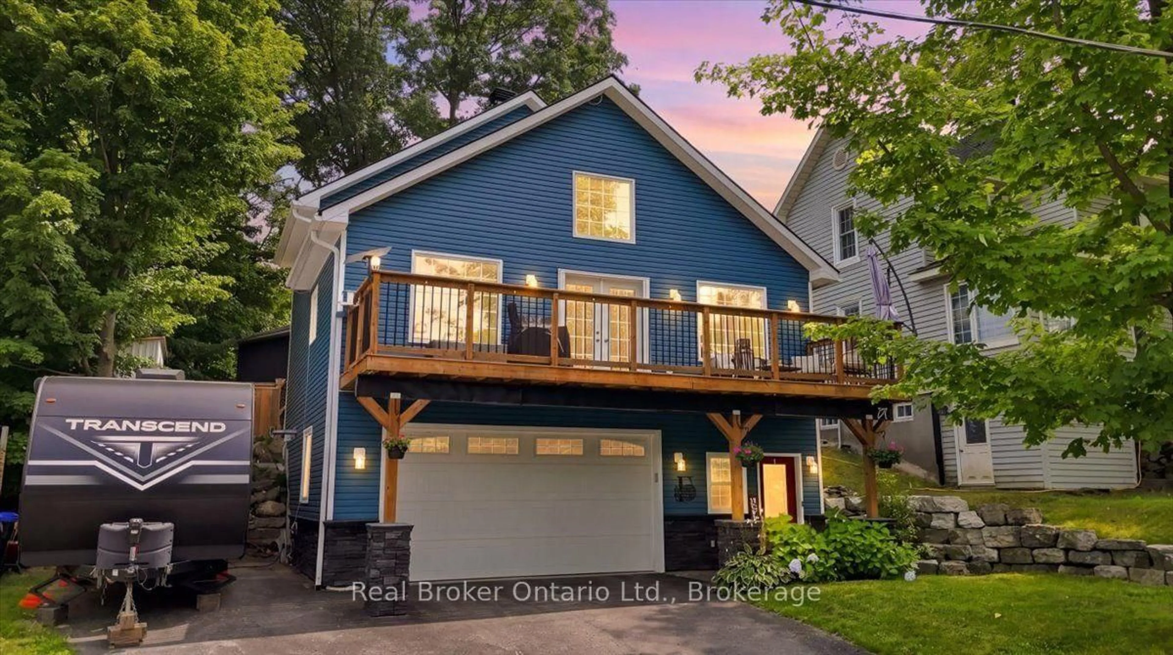 Home with vinyl exterior material, street for 1A Clarence Ave, Penetanguishene Ontario L9M 1A9