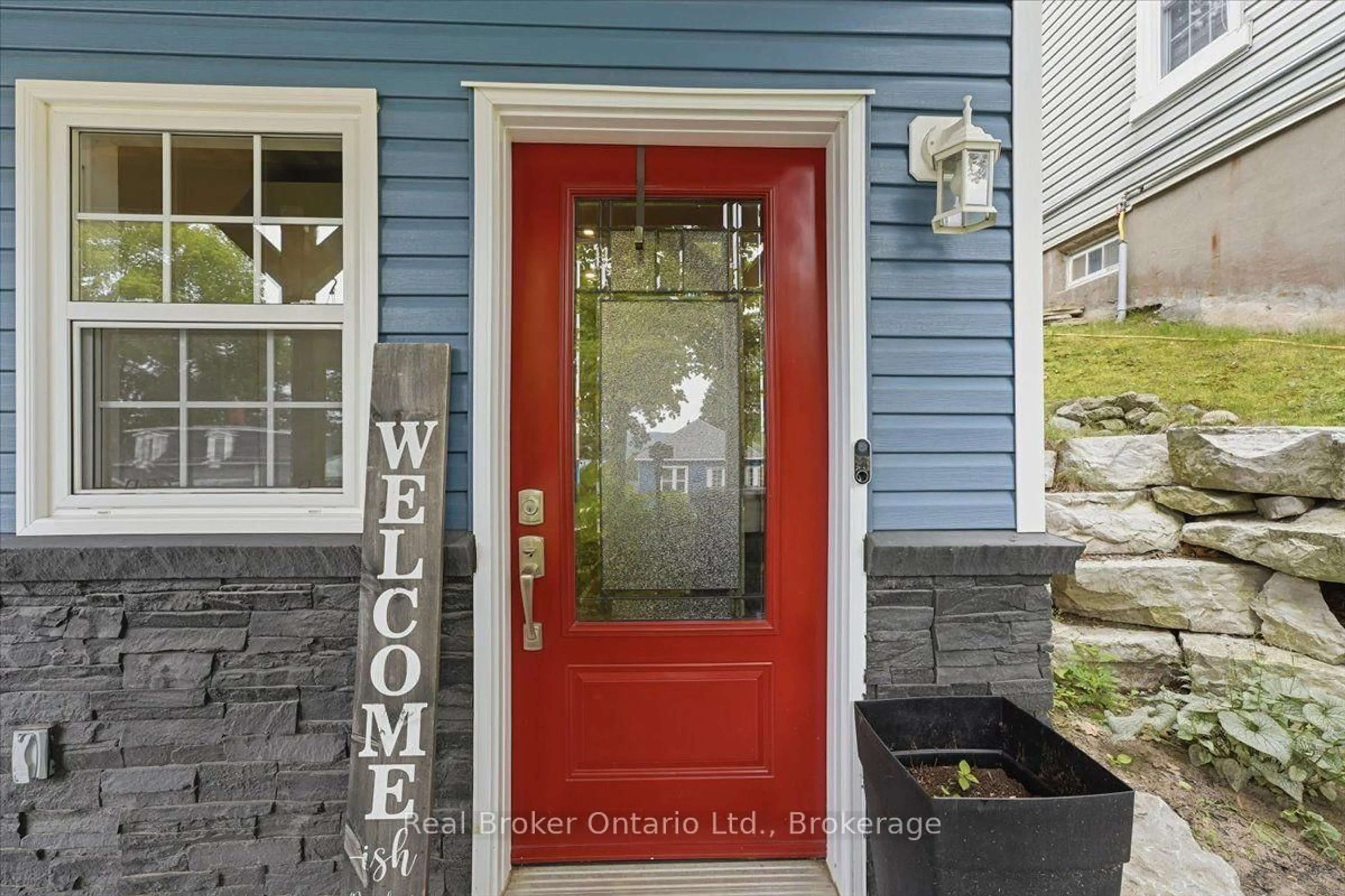 Indoor entryway for 1A Clarence Ave, Penetanguishene Ontario L9M 1A9