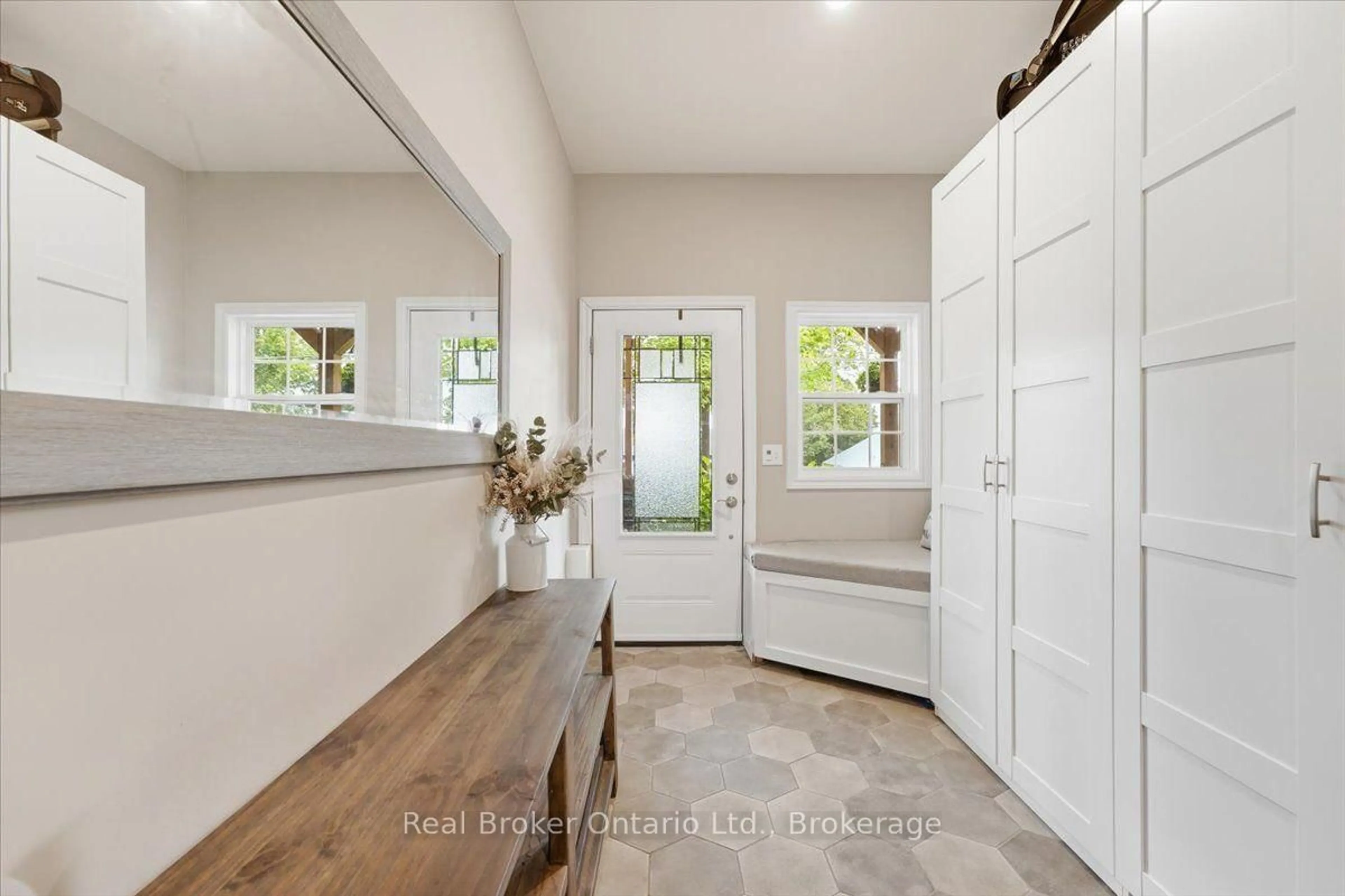 Indoor entryway for 1A Clarence Ave, Penetanguishene Ontario L9M 1A9