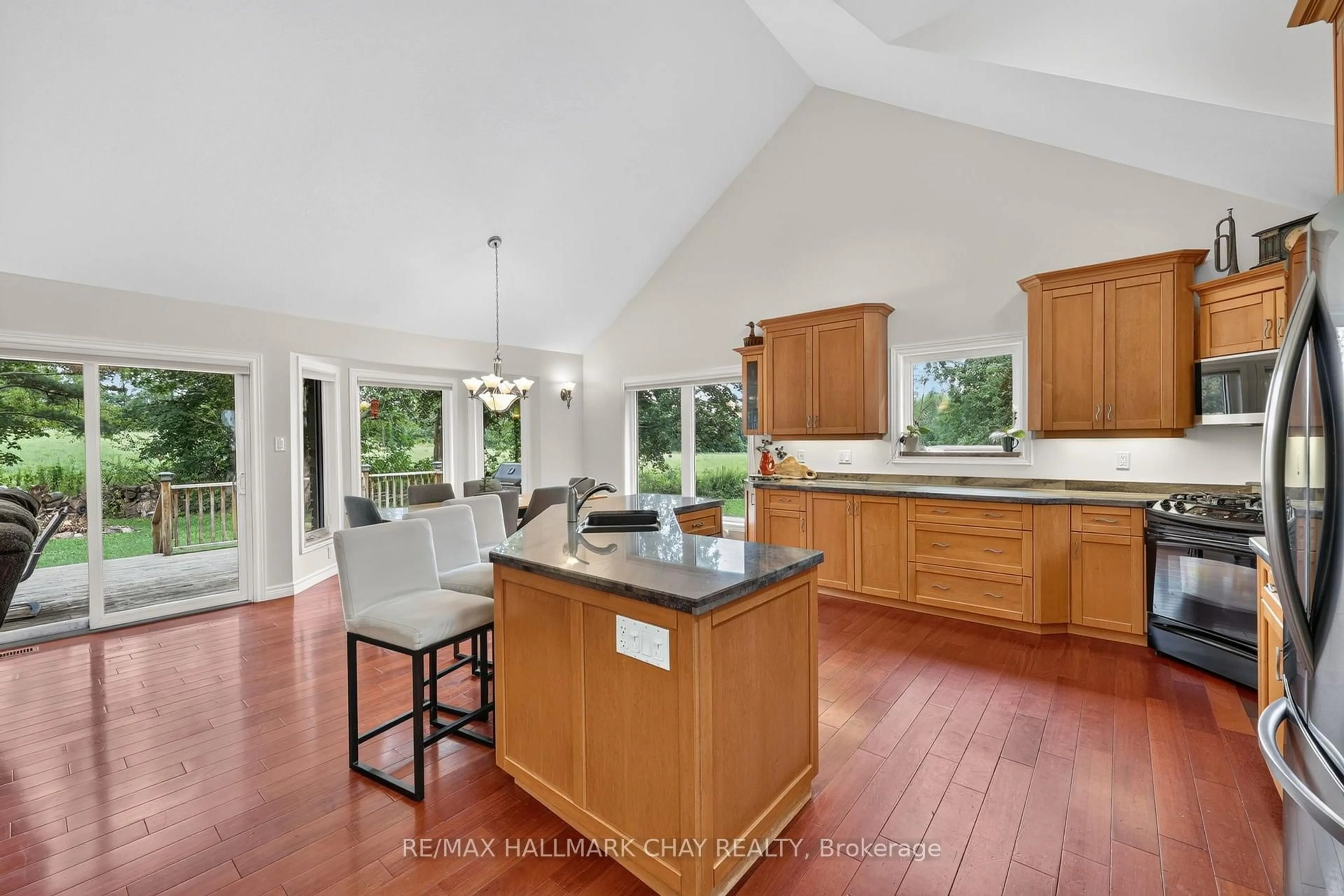 Open concept kitchen, ceramic/tile floor for 194 Moon Point Dr, Oro-Medonte Ontario L3V 6H1