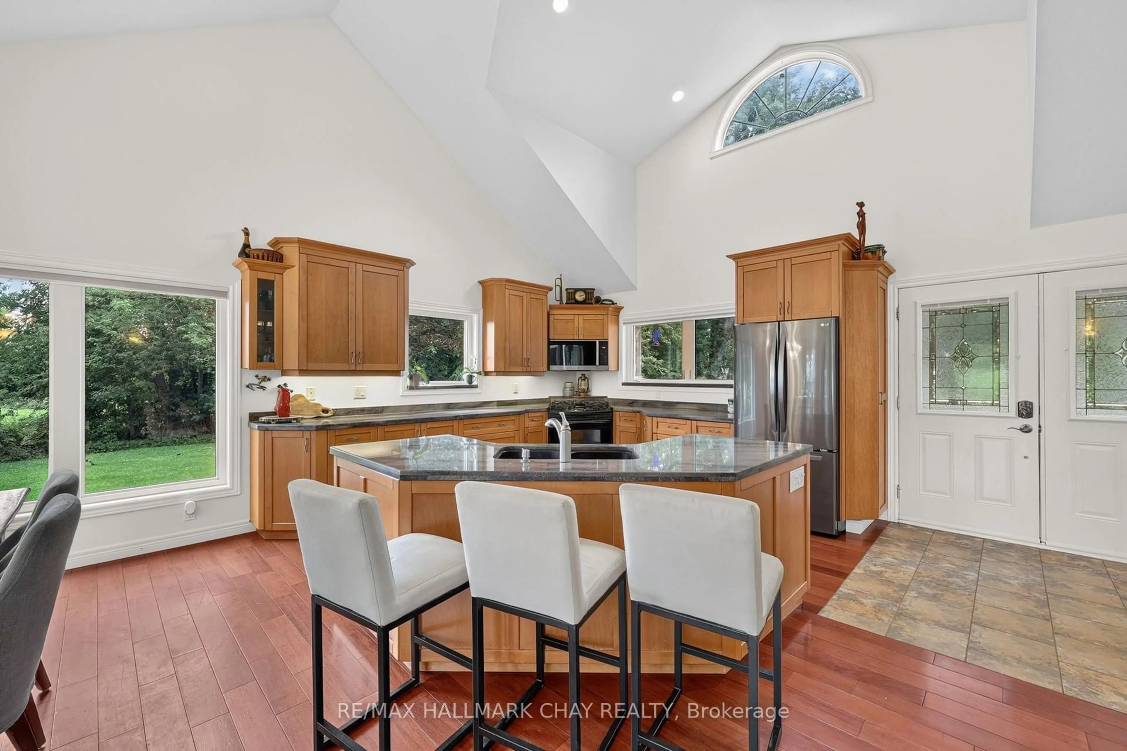 Open concept kitchen, ceramic/tile floor for 194 Moon Point Dr, Oro-Medonte Ontario L3V 6H1