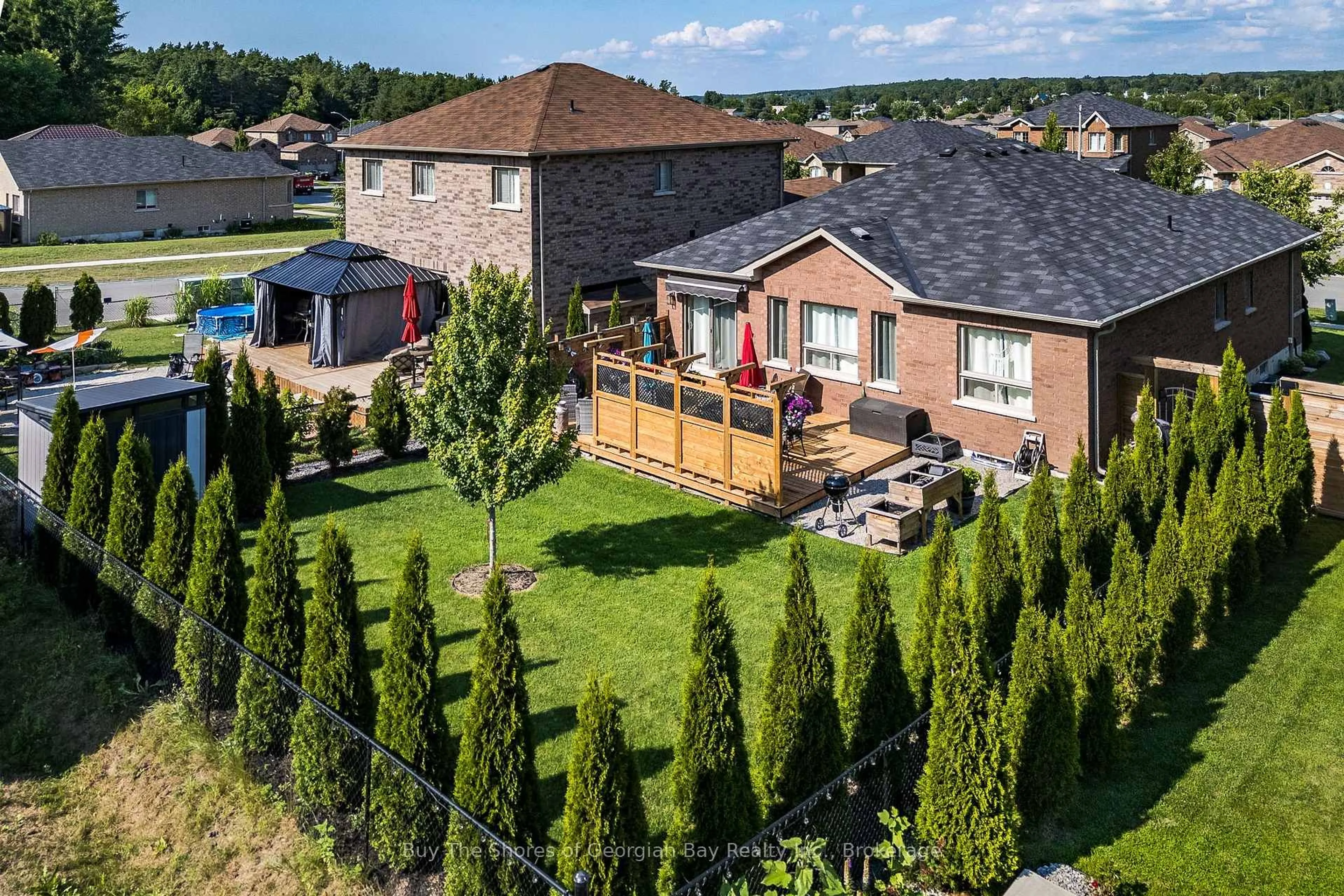 A pic from outside/outdoor area/front of a property/back of a property/a pic from drone, unknown for 33 Beausoleil Dr, Penetanguishene Ontario L9M 0V8
