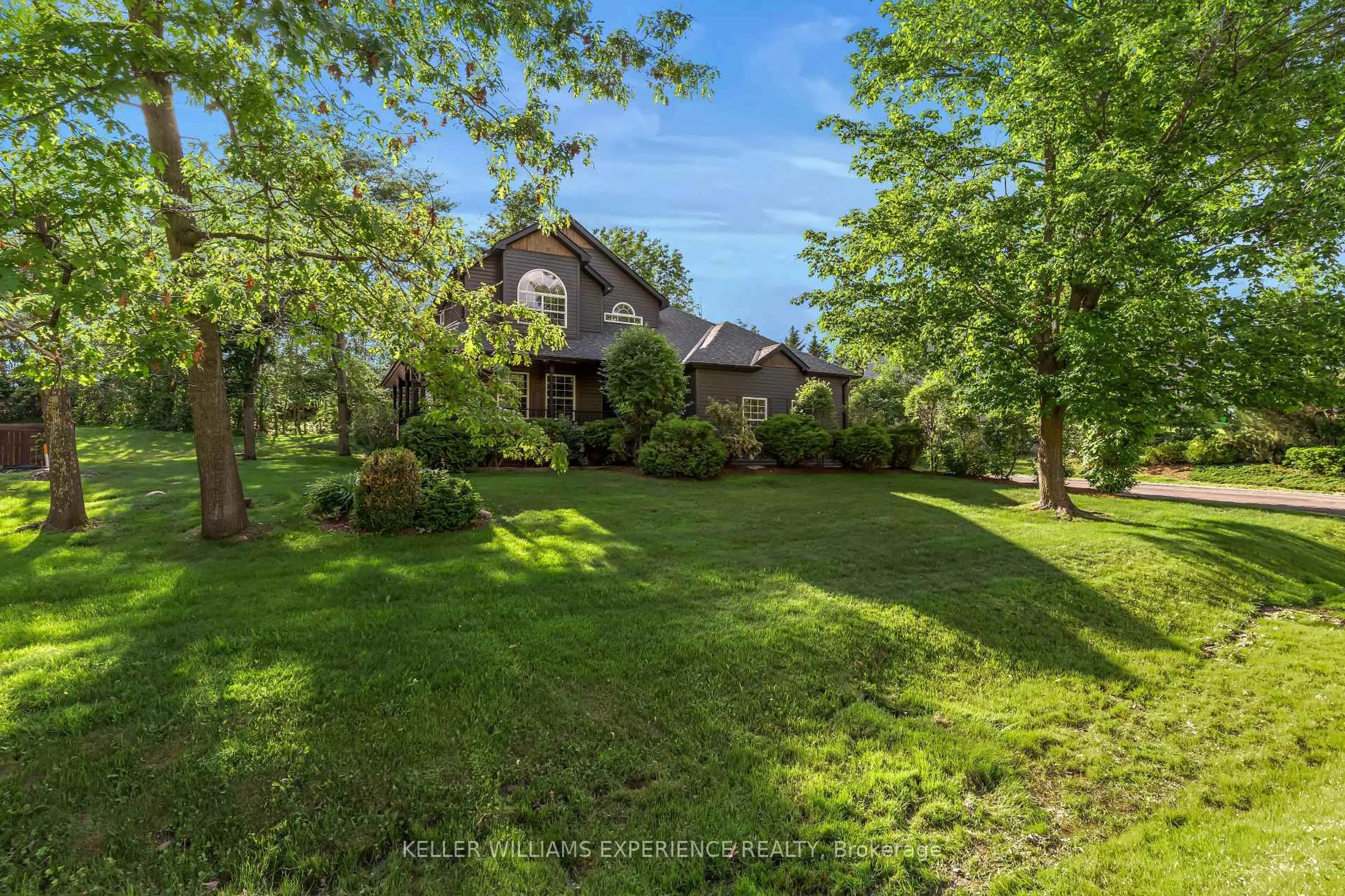 A pic from outside/outdoor area/front of a property/back of a property/a pic from drone, unknown for 4254 Forest Wood Dr, Severn Ontario L3V 6H3