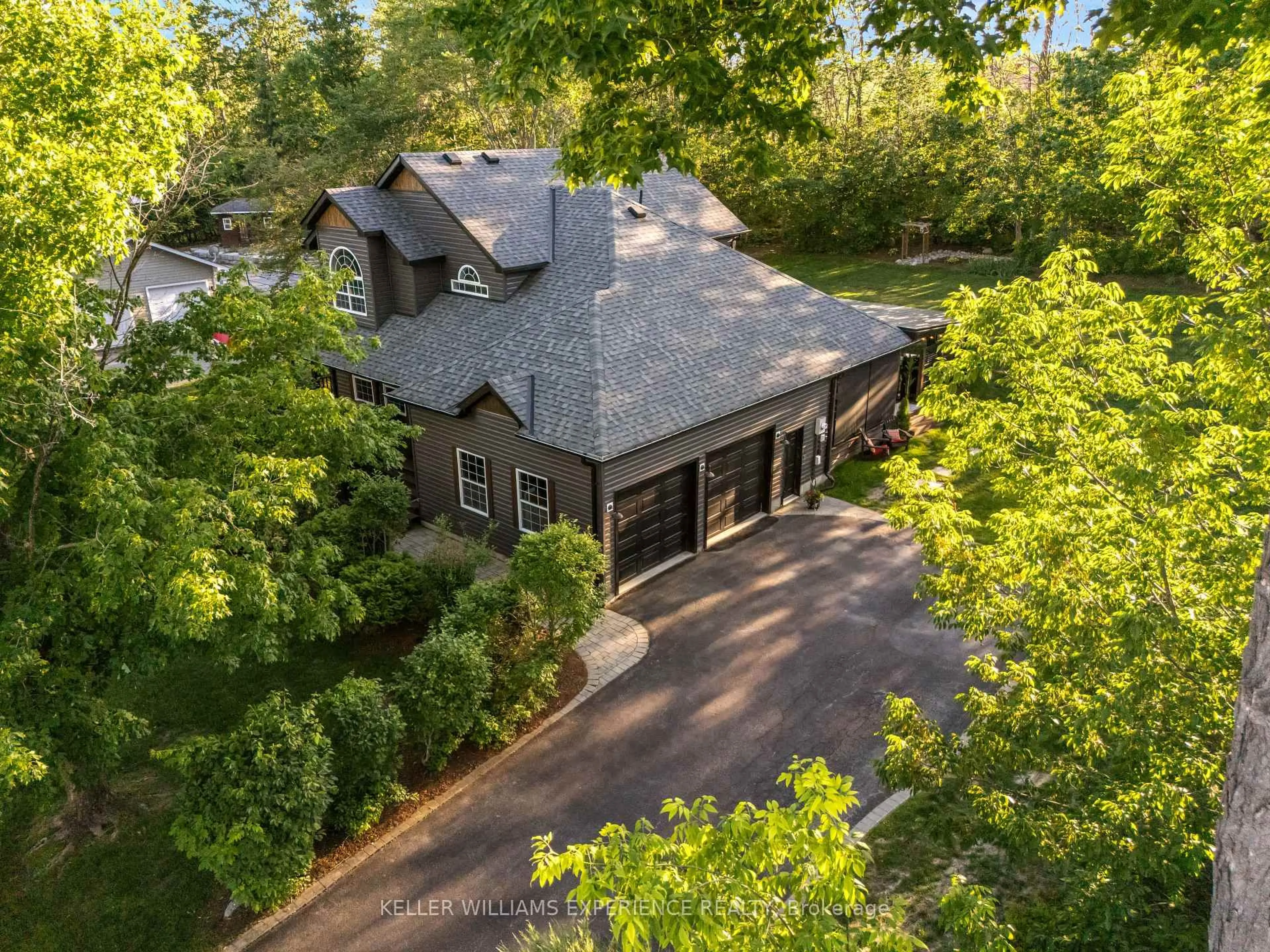 A pic from outside/outdoor area/front of a property/back of a property/a pic from drone, unknown for 4254 Forest Wood Dr, Severn Ontario L3V 6H3