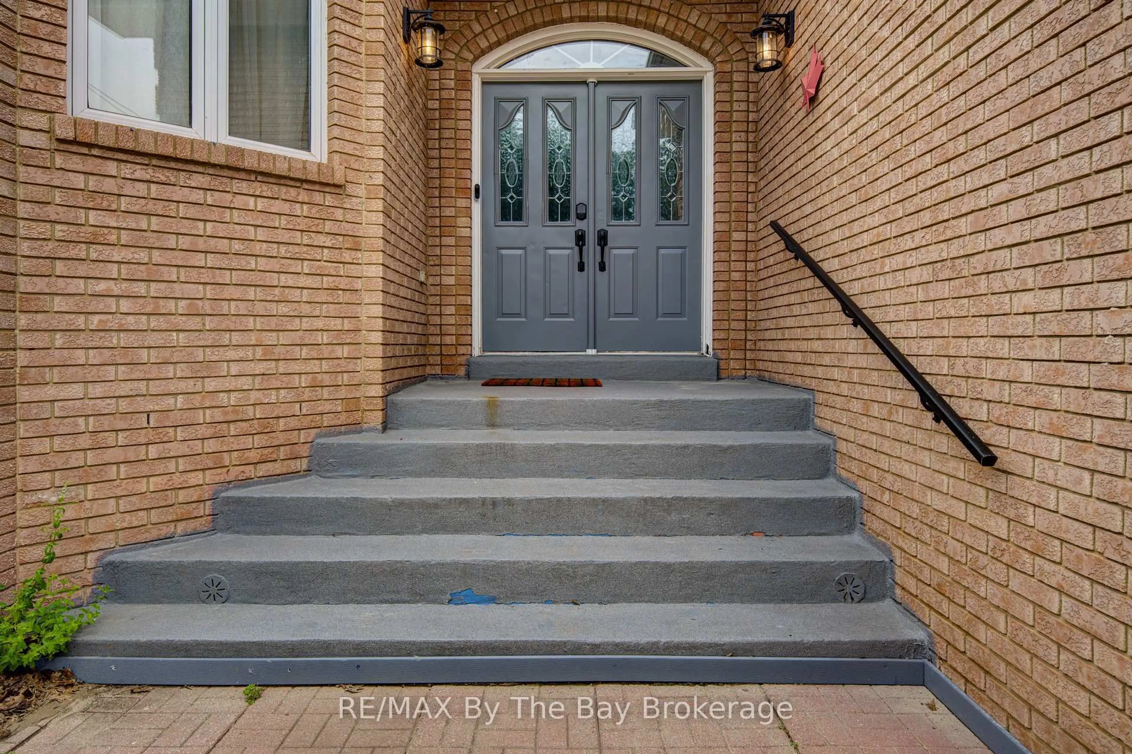 Indoor entryway for 32 1st Lane, Wasaga Beach Ontario L9Z 2G3