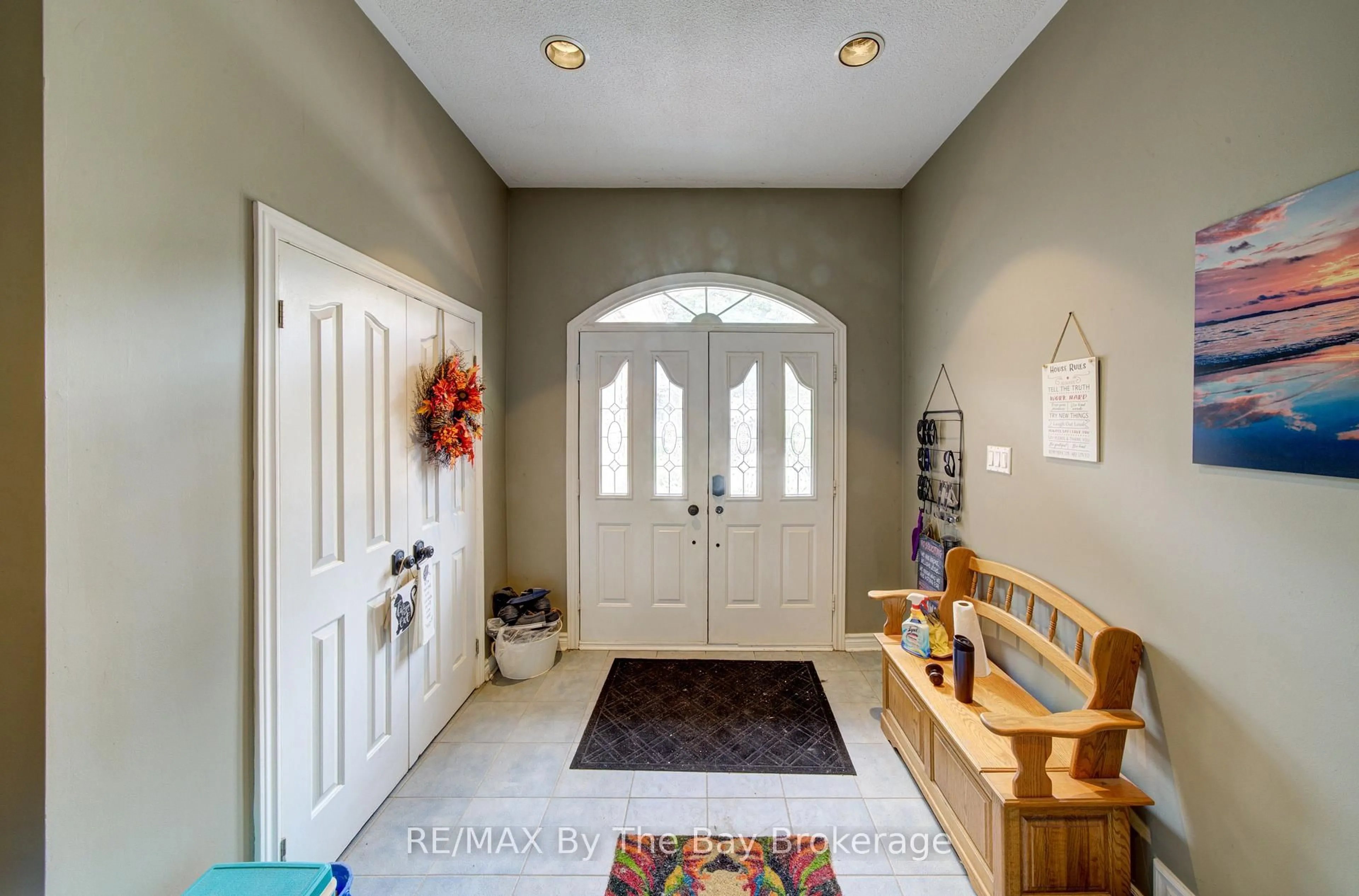Indoor entryway for 32 1st Lane, Wasaga Beach Ontario L9Z 2G3