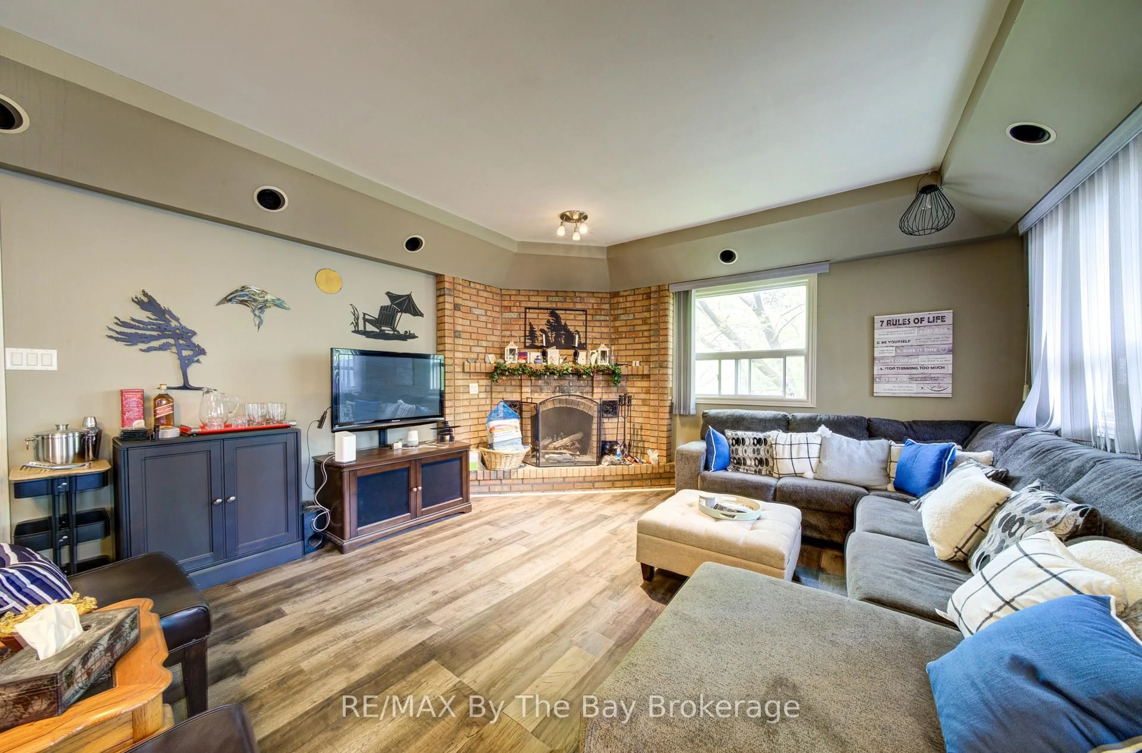 Living room with furniture, unknown for 32 1st Lane, Wasaga Beach Ontario L9Z 2G3