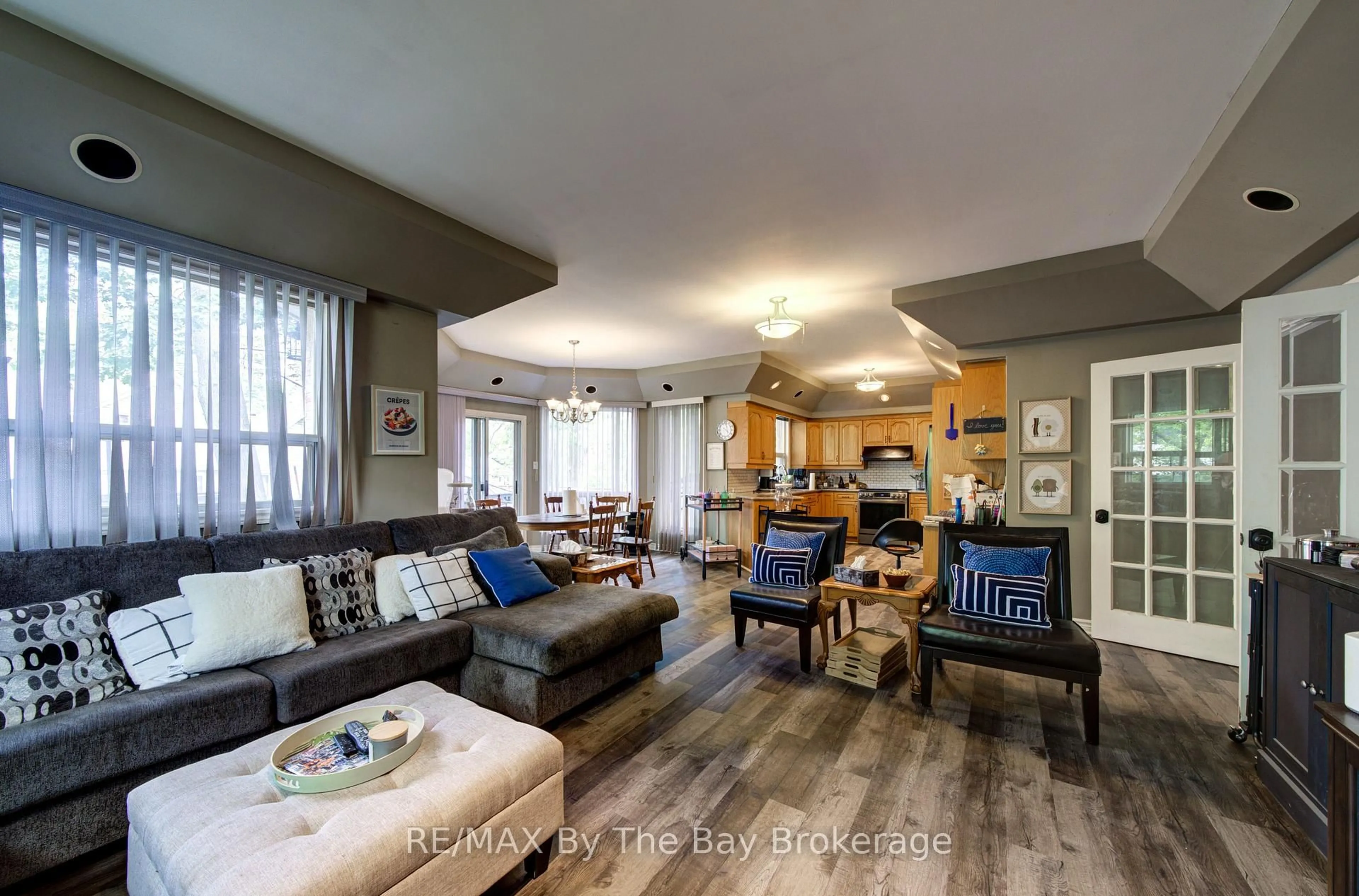 Living room with furniture, unknown for 32 1st Lane, Wasaga Beach Ontario L9Z 2G3