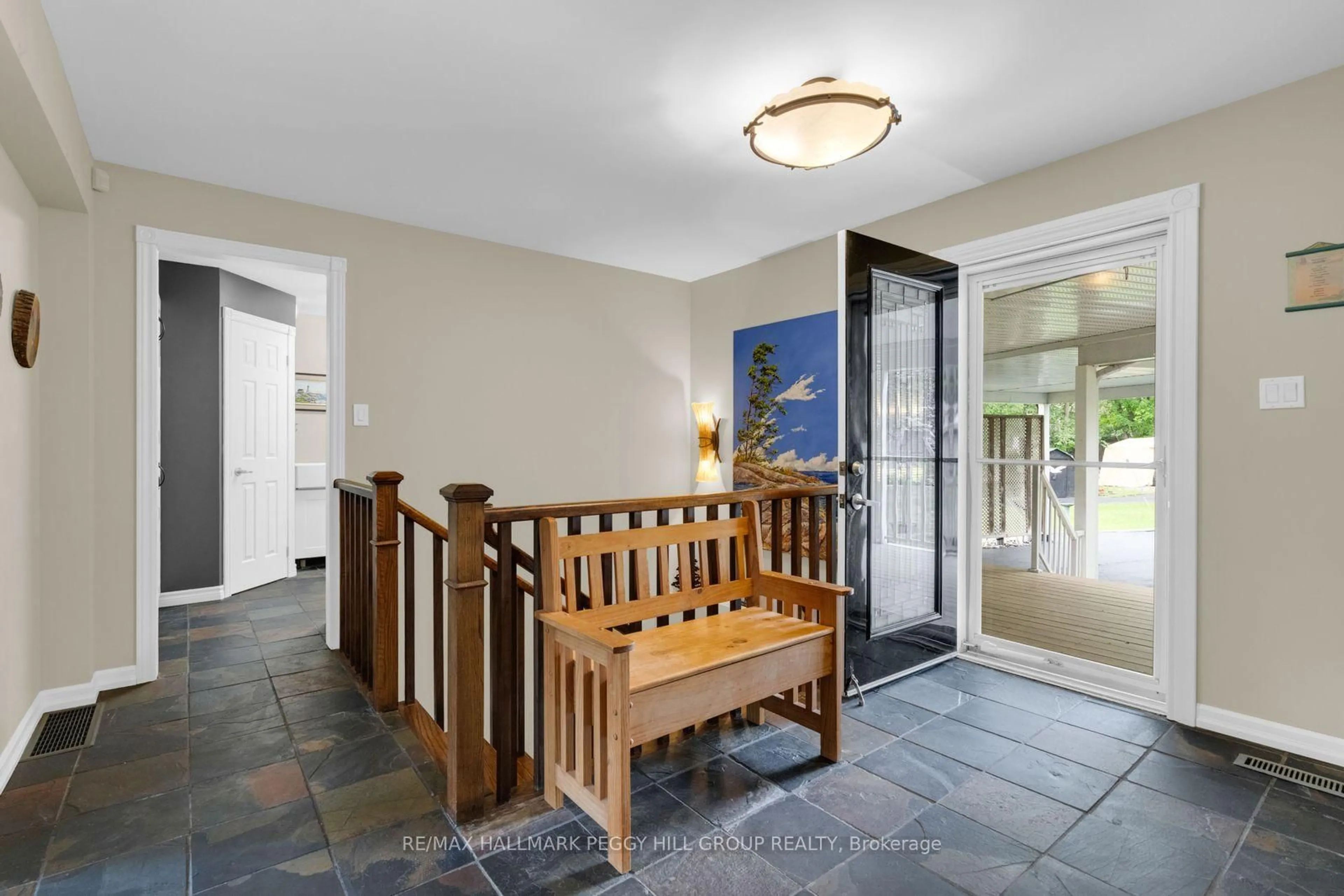 Indoor foyer for 3644 Shadow Creek Rd, Severn Ontario L3V 0V8