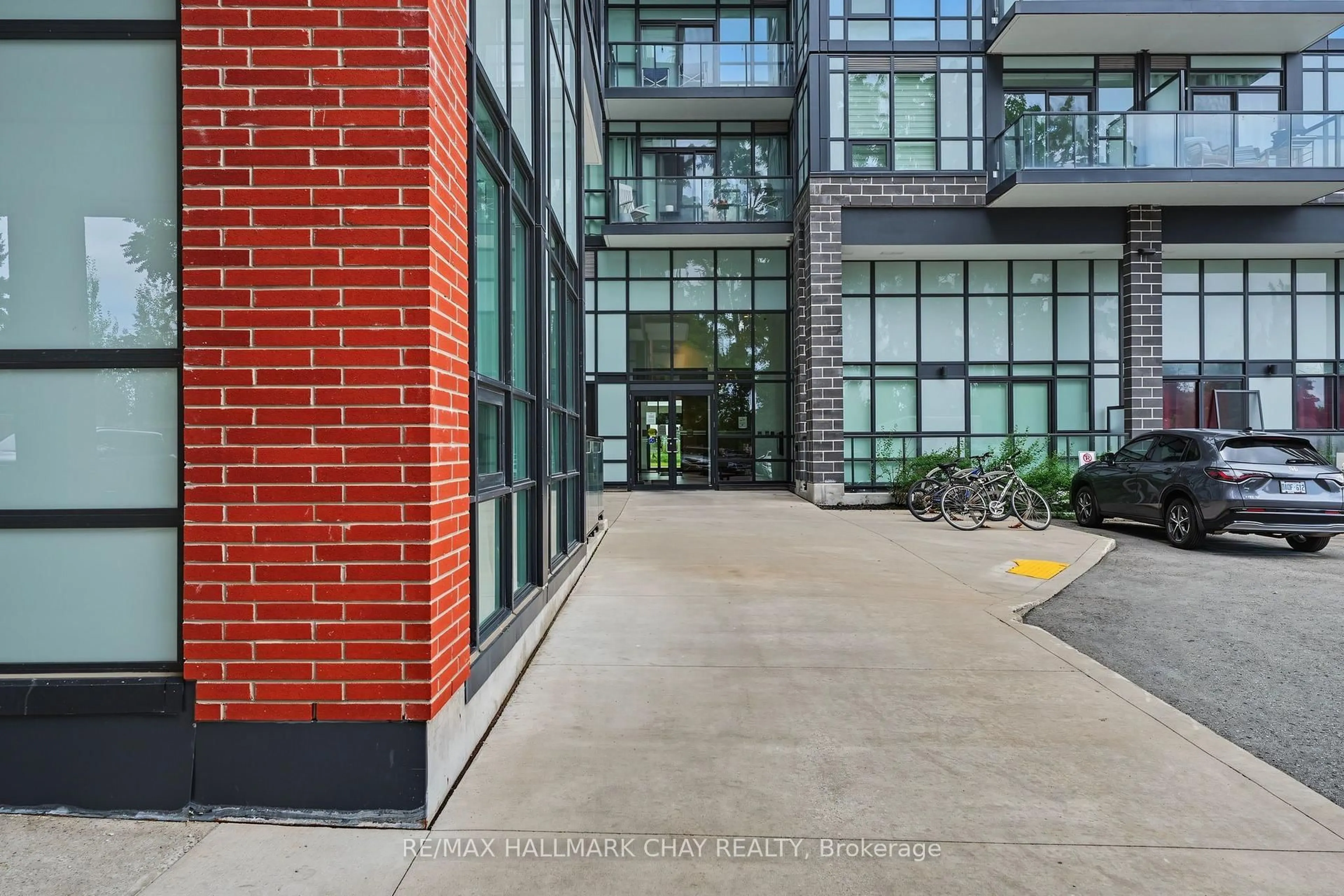 Indoor foyer for 681 Yonge St #418, Barrie Ontario L4N 4E8