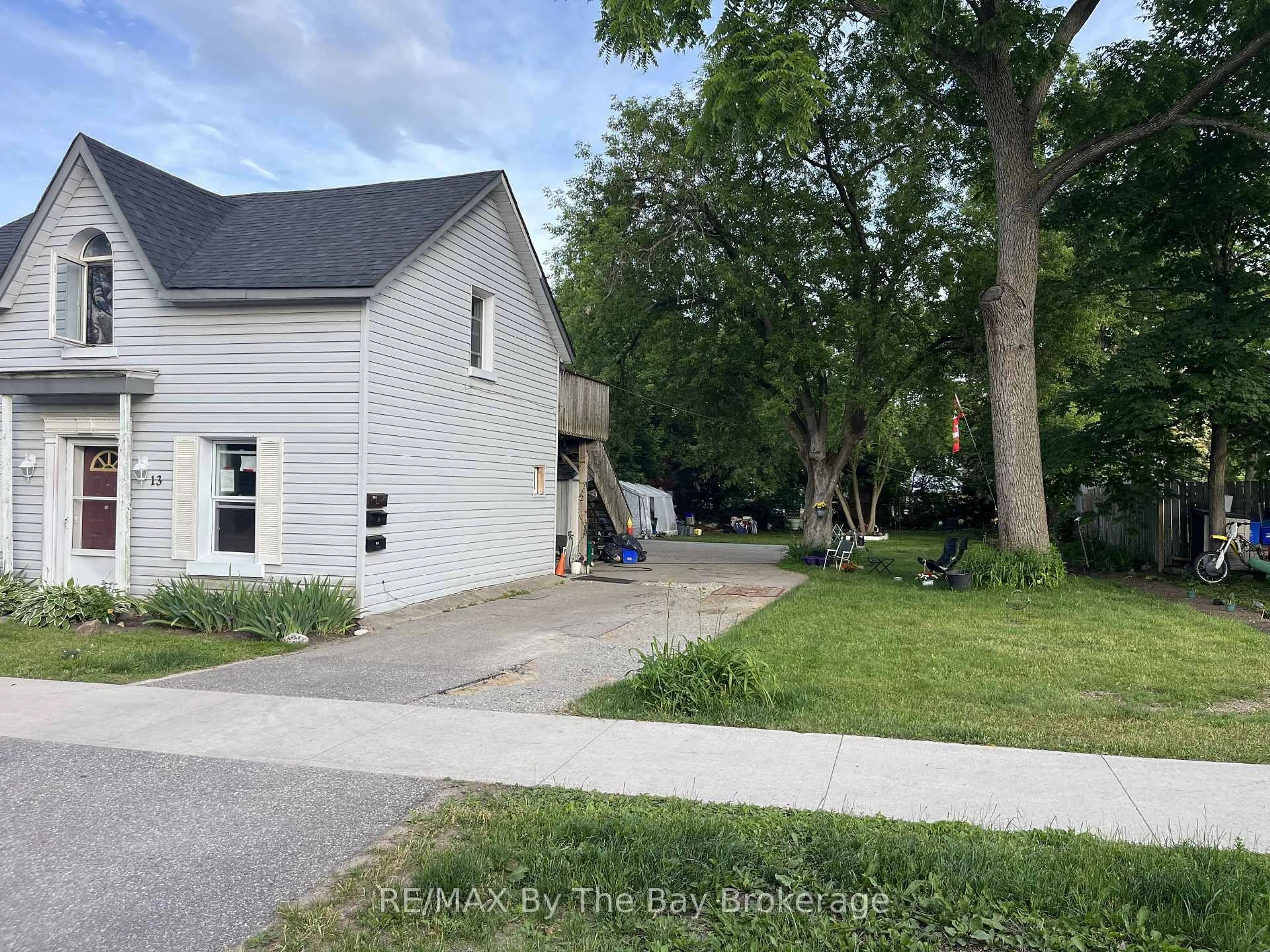 A pic from outside/outdoor area/front of a property/back of a property/a pic from drone, street for 13 HENRY St, Barrie Ontario L4N 1C5