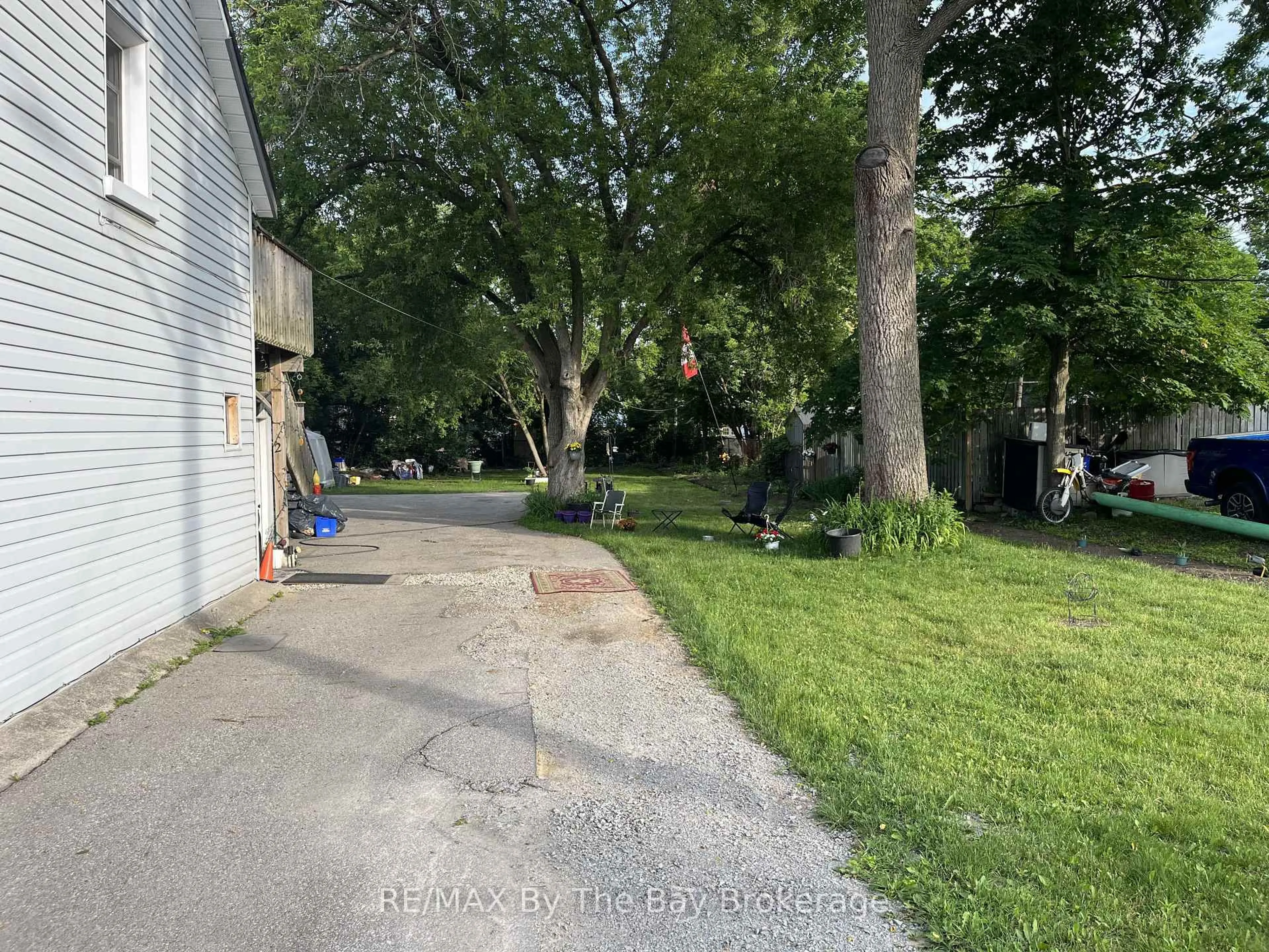 A pic from outside/outdoor area/front of a property/back of a property/a pic from drone, street for 13 HENRY St, Barrie Ontario L4N 1C5