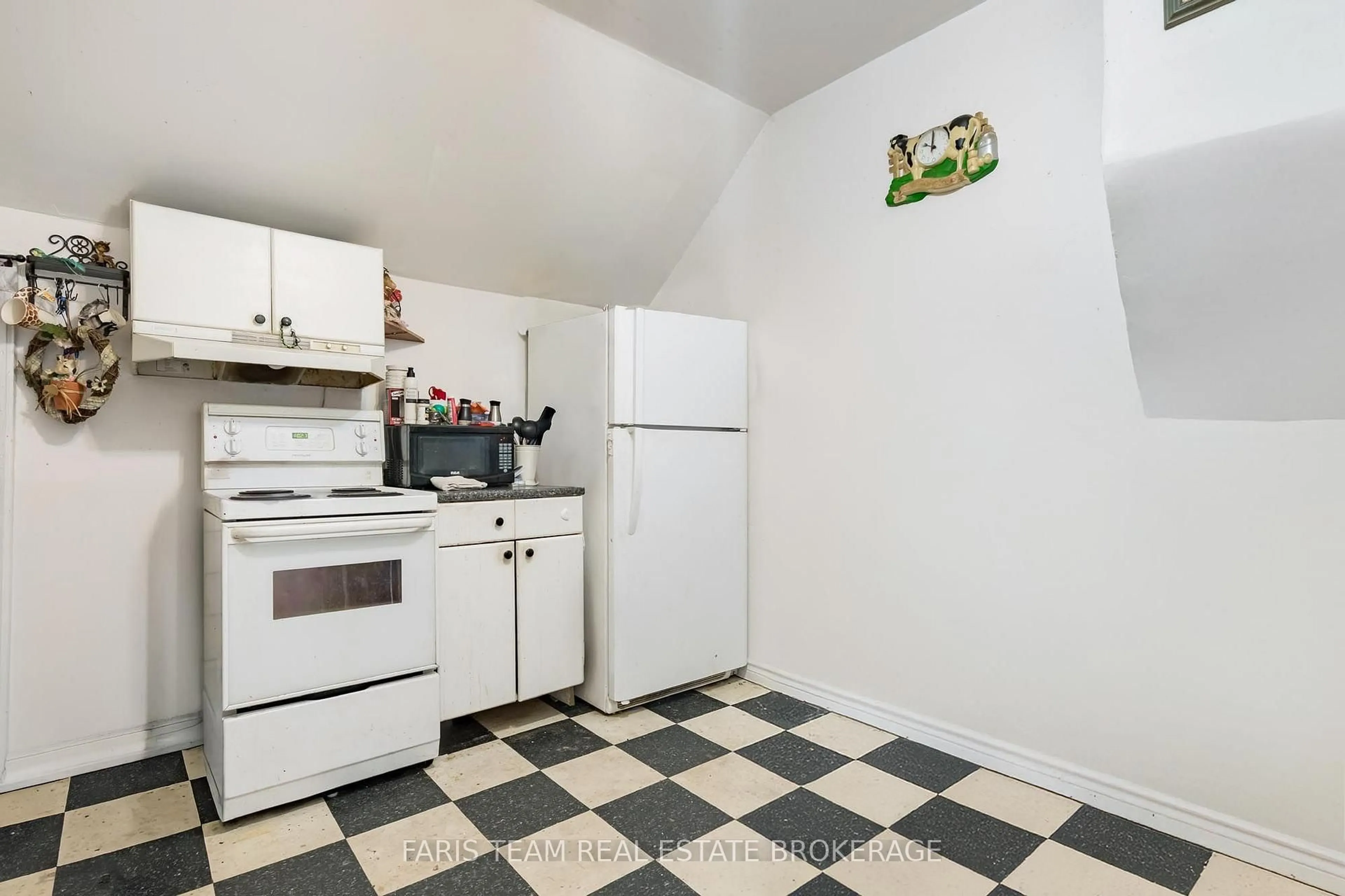 Standard kitchen, unknown for 116 Albert St, Orillia Ontario L3V 5L2