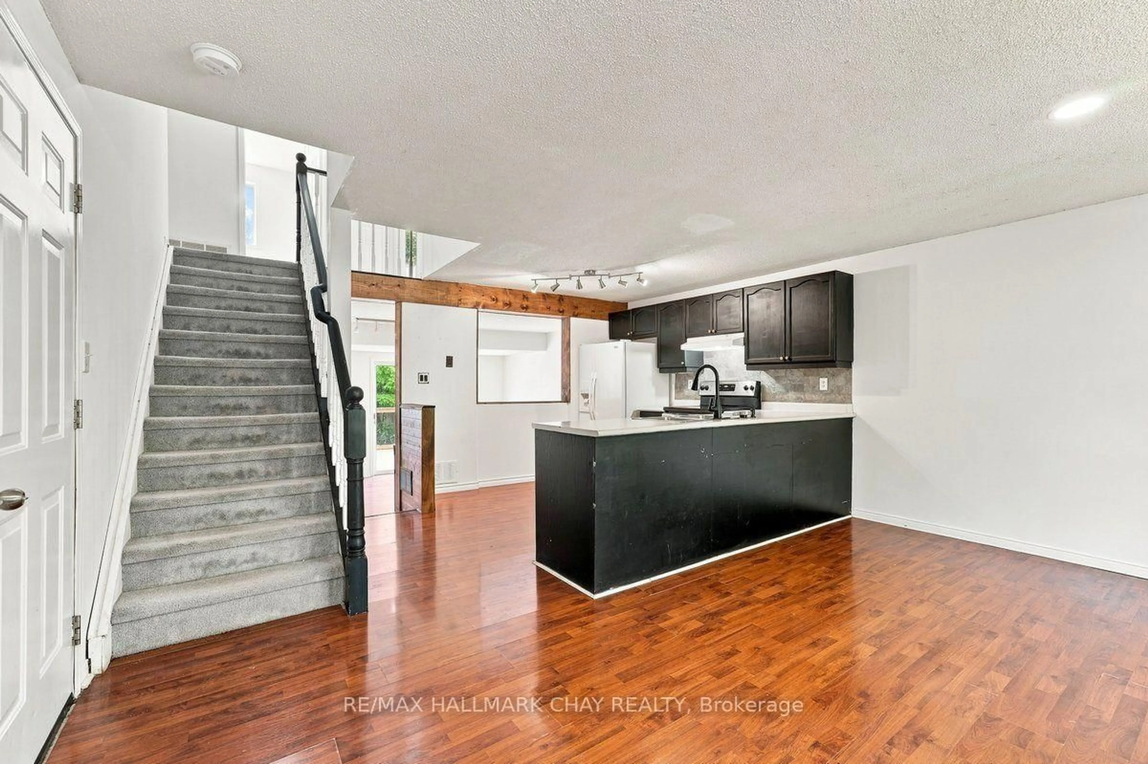 Open concept kitchen, unknown for 26 Whitehorn Cres, Barrie Ontario L4N 8E4