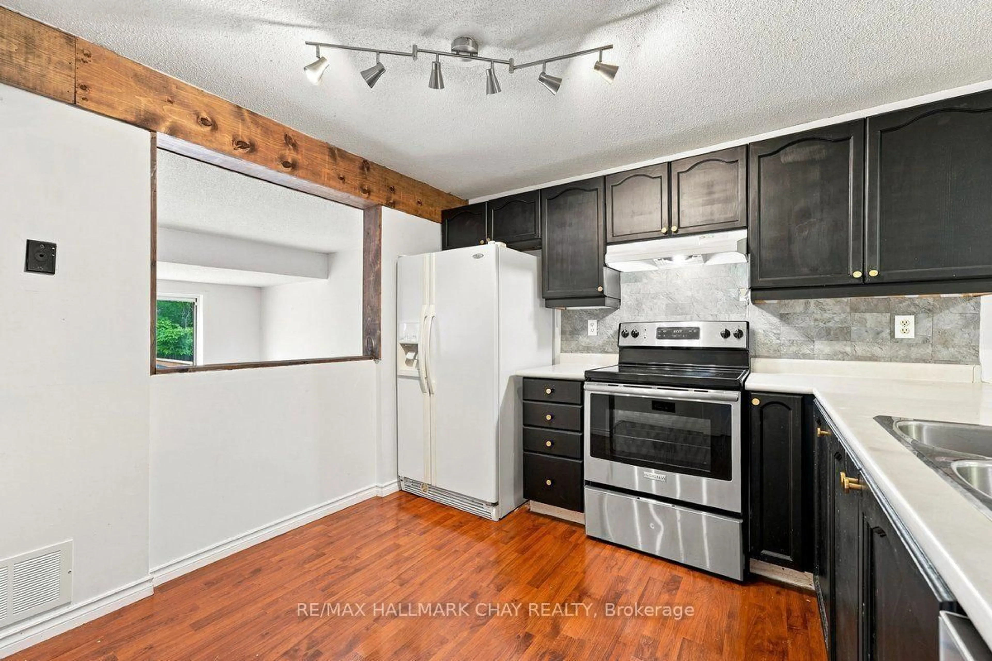 Standard kitchen, wood/laminate floor for 26 Whitehorn Cres, Barrie Ontario L4N 8E4
