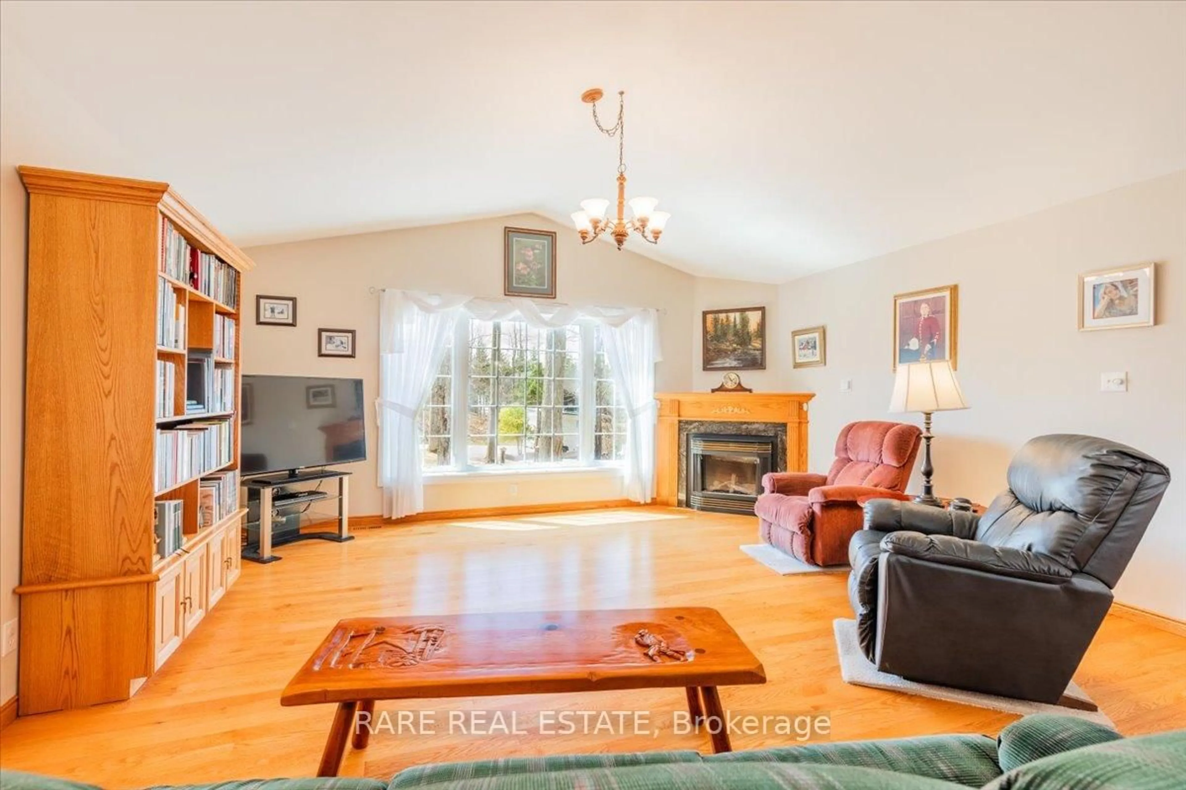 Living room with furniture, unknown for 37 Boyd Cres, Oro-Medonte Ontario L0K 1N0