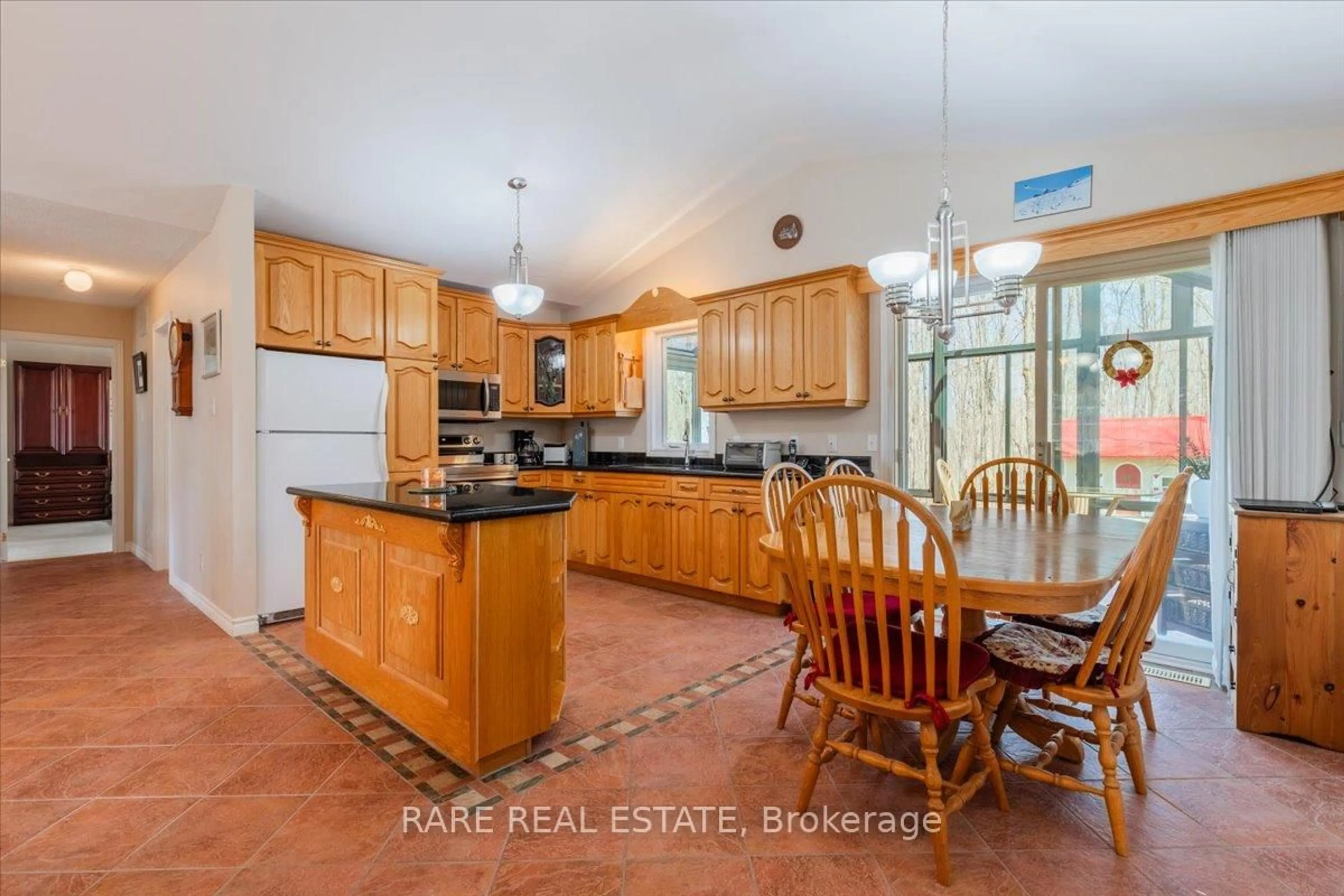 Open concept kitchen, ceramic/tile floor for 37 Boyd Cres, Oro-Medonte Ontario L0K 1N0