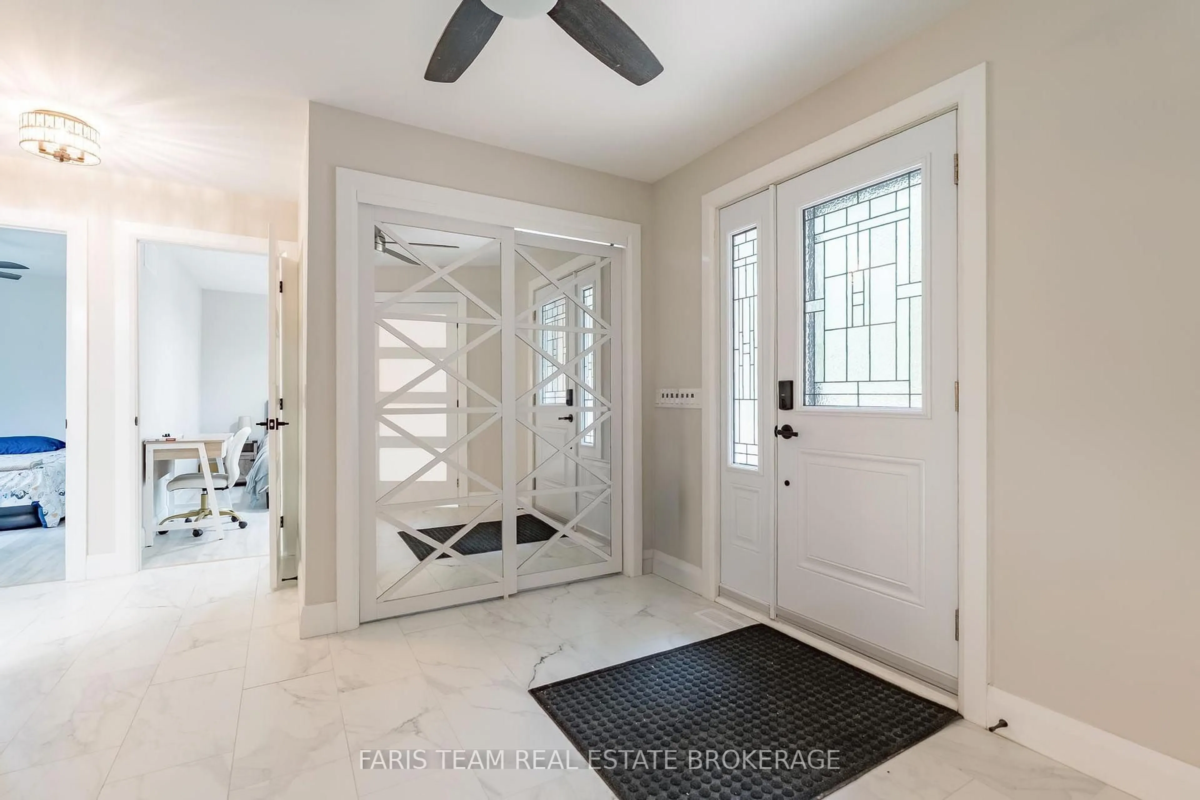 Indoor entryway for 8 Joliet Cres, Tiny Ontario L9M 1R2