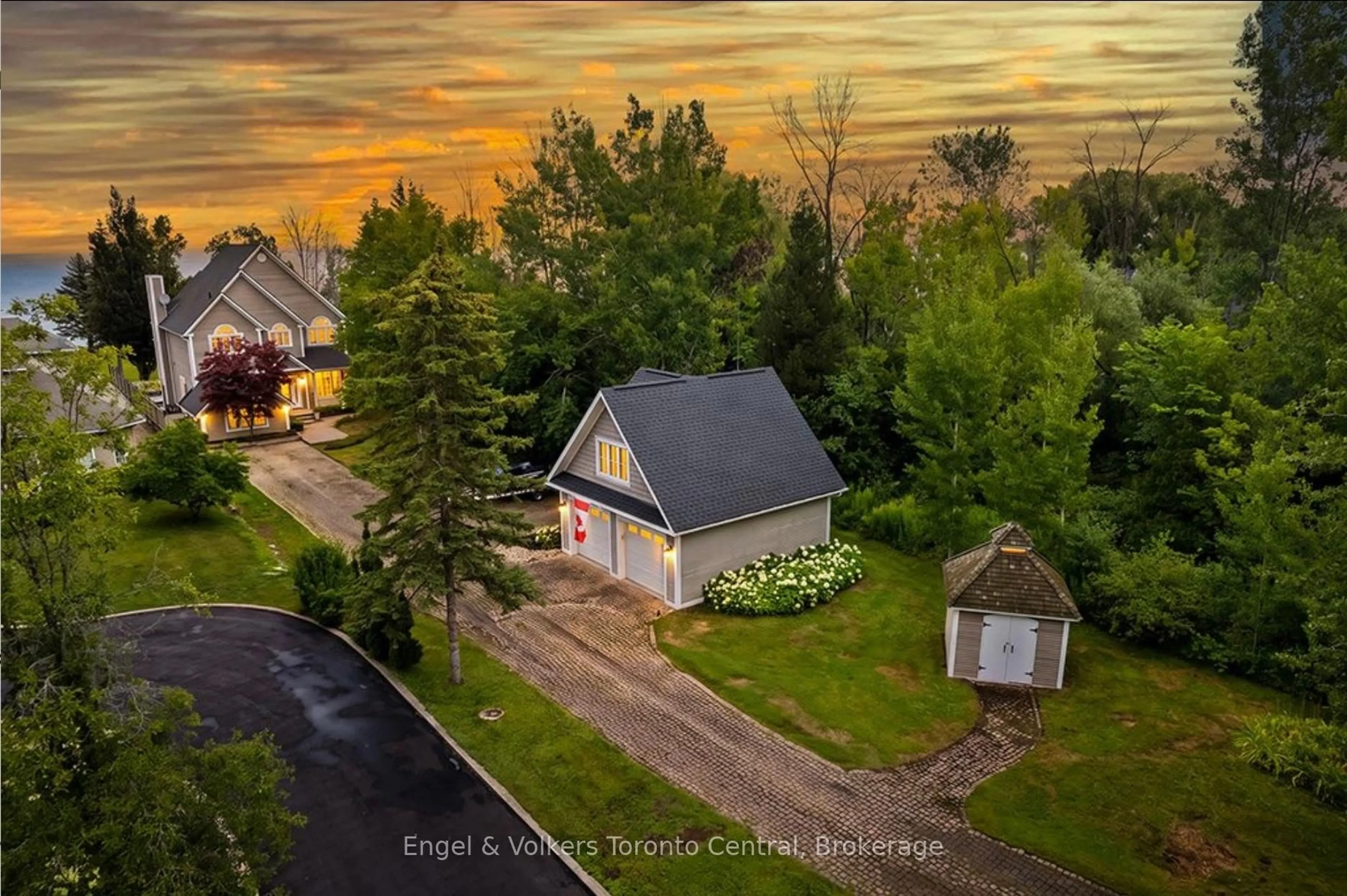A pic from outside/outdoor area/front of a property/back of a property/a pic from drone, unknown for 63 Georgian Manor Dr, Collingwood Ontario L9Y 5P4