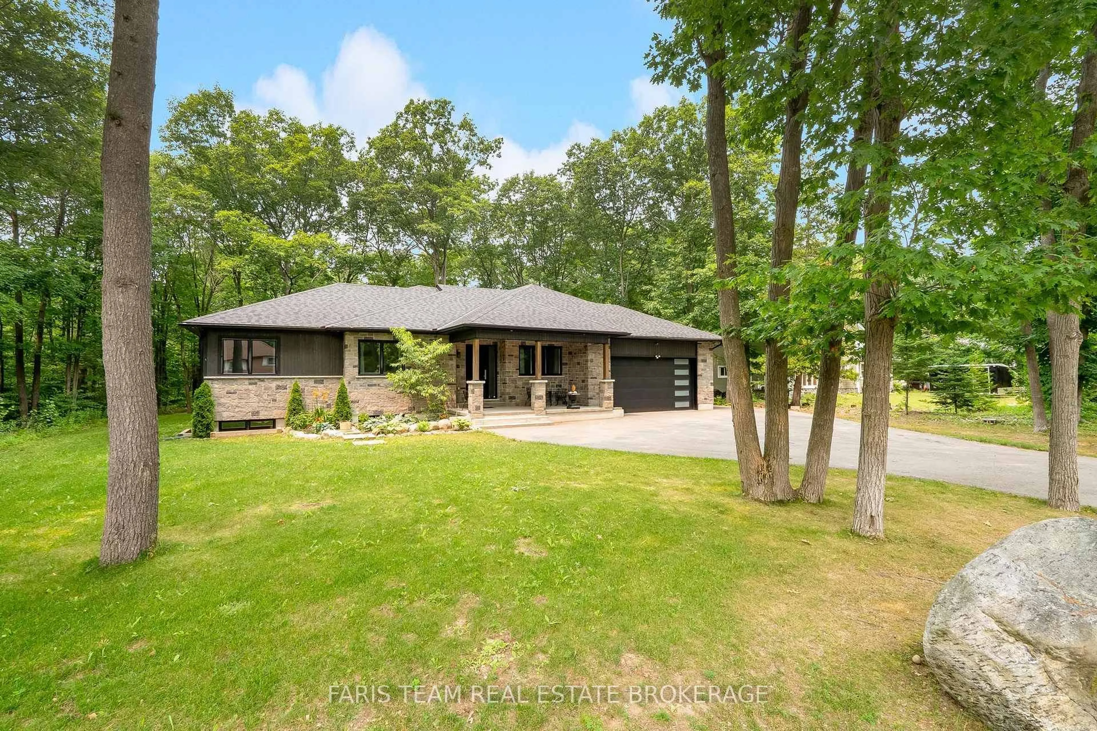 A pic from outside/outdoor area/front of a property/back of a property/a pic from drone, unknown for 34 Oakwood Ave, Tiny Ontario L9M 0J2