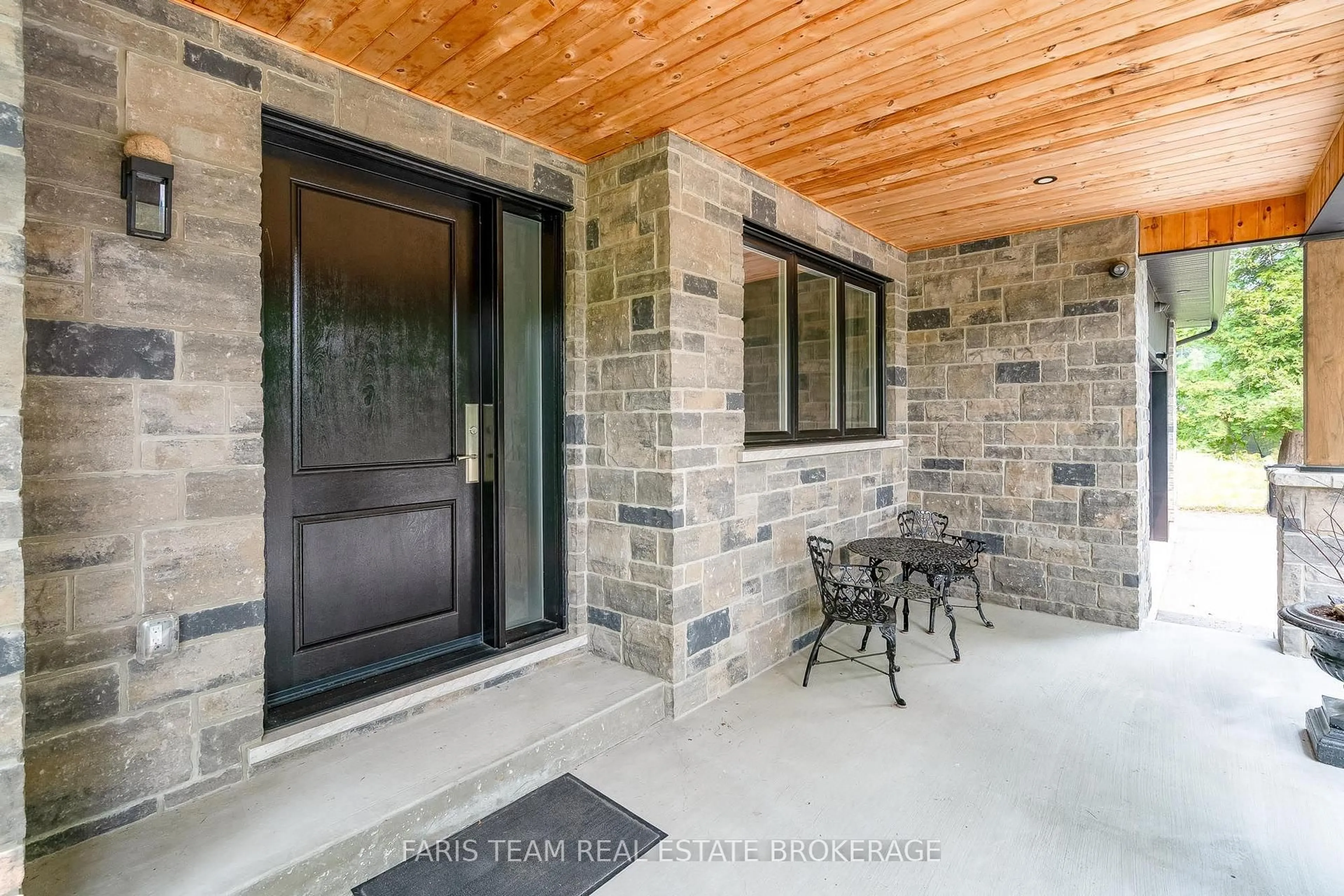 Indoor entryway for 34 Oakwood Ave, Tiny Ontario L9M 0J2