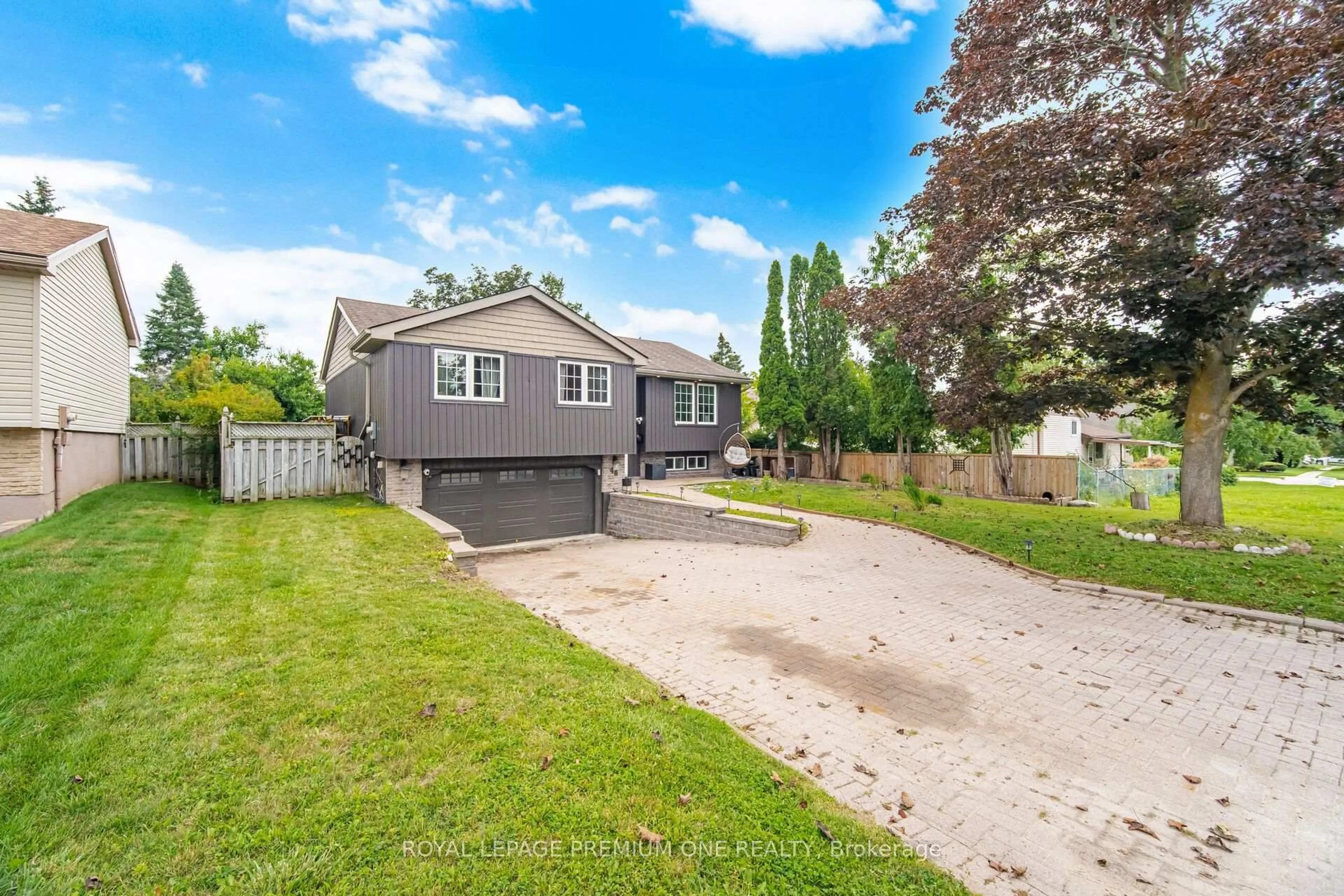 A pic from outside/outdoor area/front of a property/back of a property/a pic from drone, street for 46 LILLIAN Cres, Barrie Ontario L4N 4P6