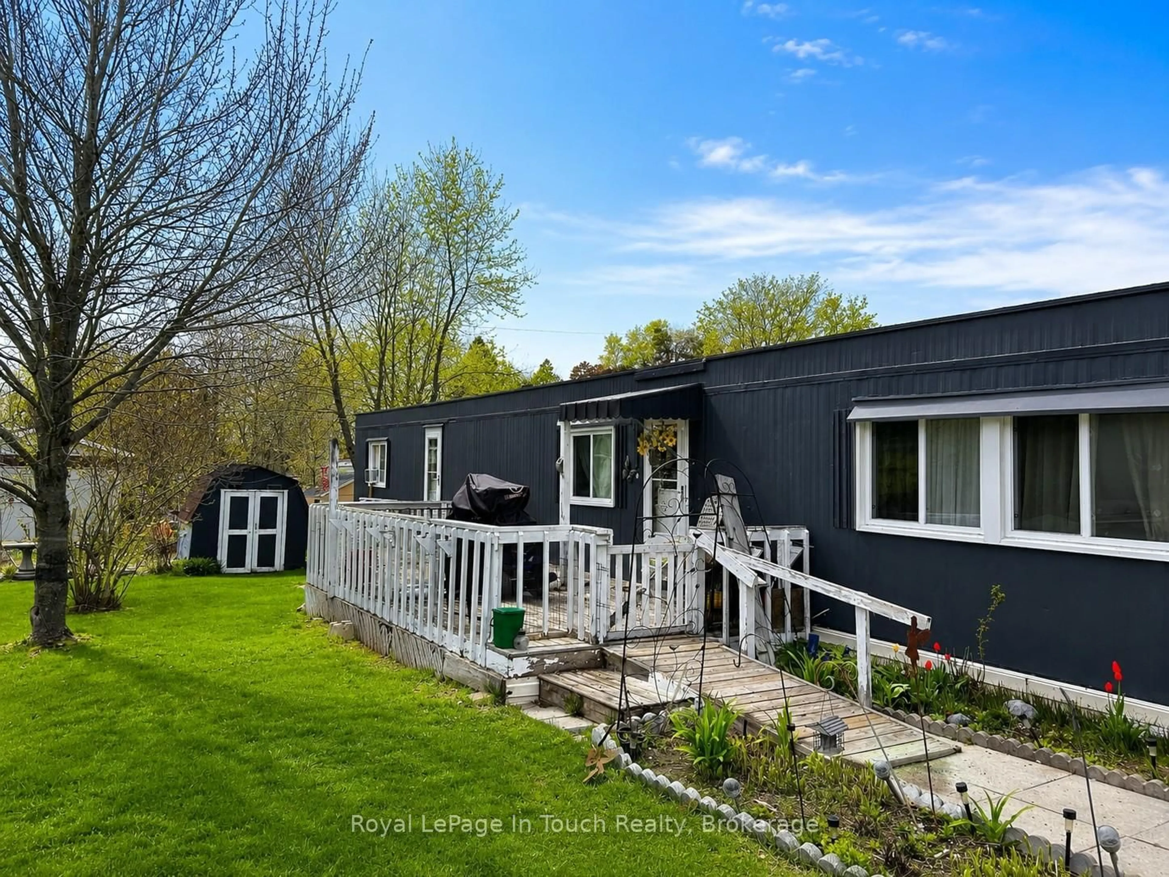 A pic from outside/outdoor area/front of a property/back of a property/a pic from drone, unknown for 38 Northland Rd, Midland Ontario L4R 0B9