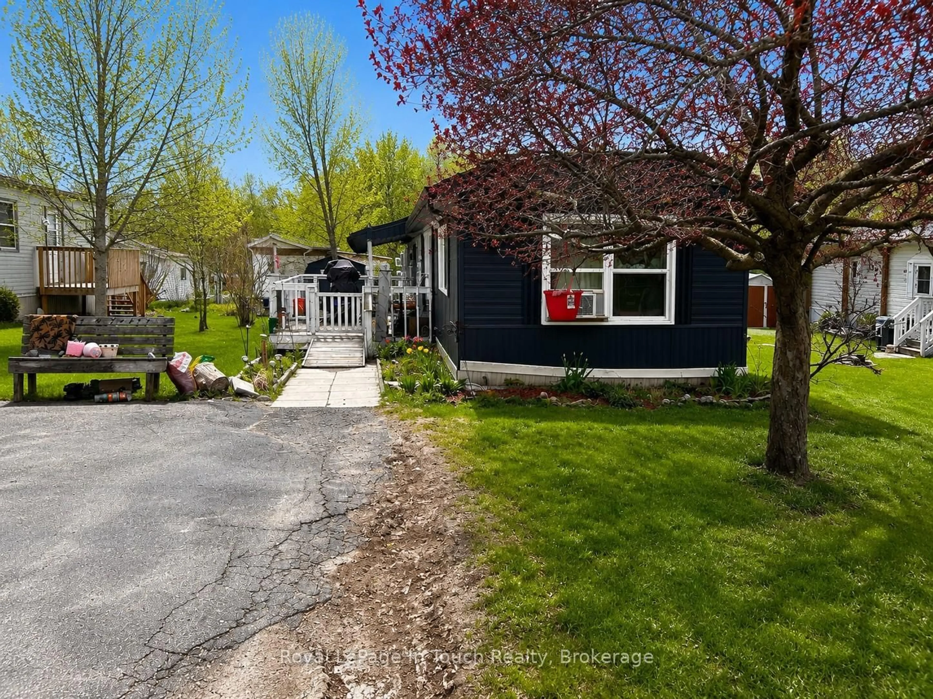 A pic from outside/outdoor area/front of a property/back of a property/a pic from drone, street for 38 Northland Rd, Midland Ontario L4R 0B9