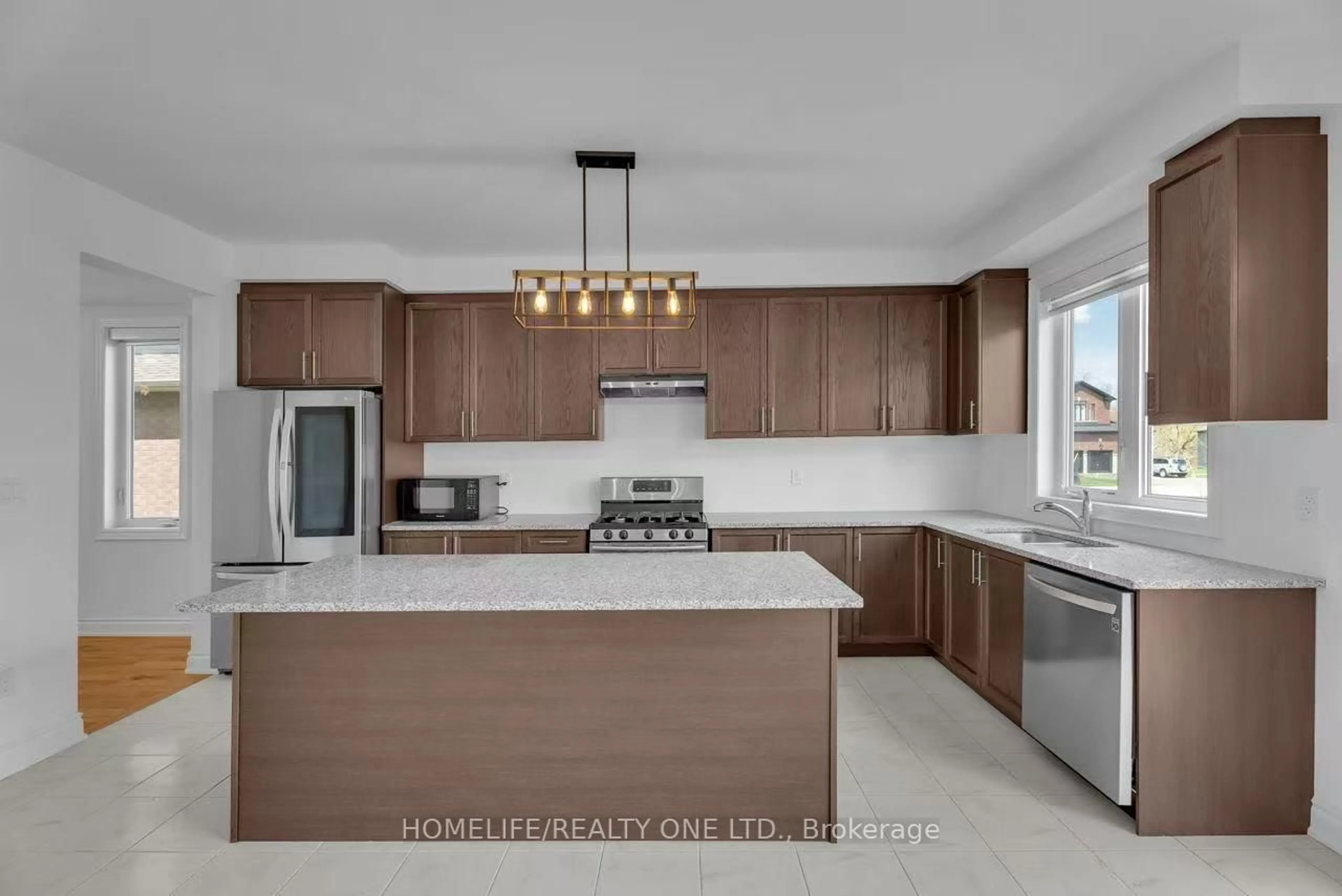 Open concept kitchen, ceramic/tile floor for 47 Autumn Dr, Wasaga Beach Ontario L9Z 0K7