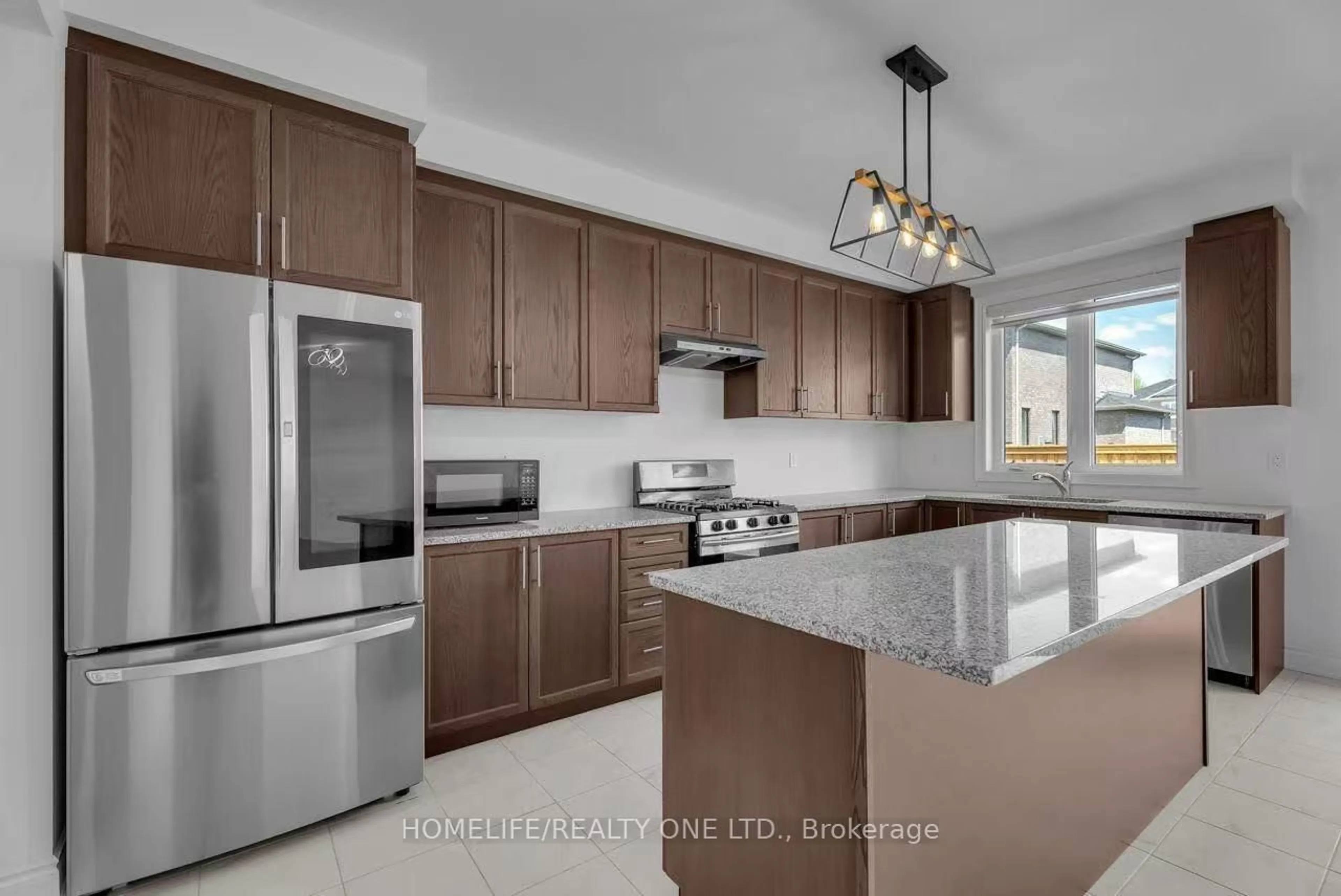 Open concept kitchen, ceramic/tile floor for 47 Autumn Dr, Wasaga Beach Ontario L9Z 0K7