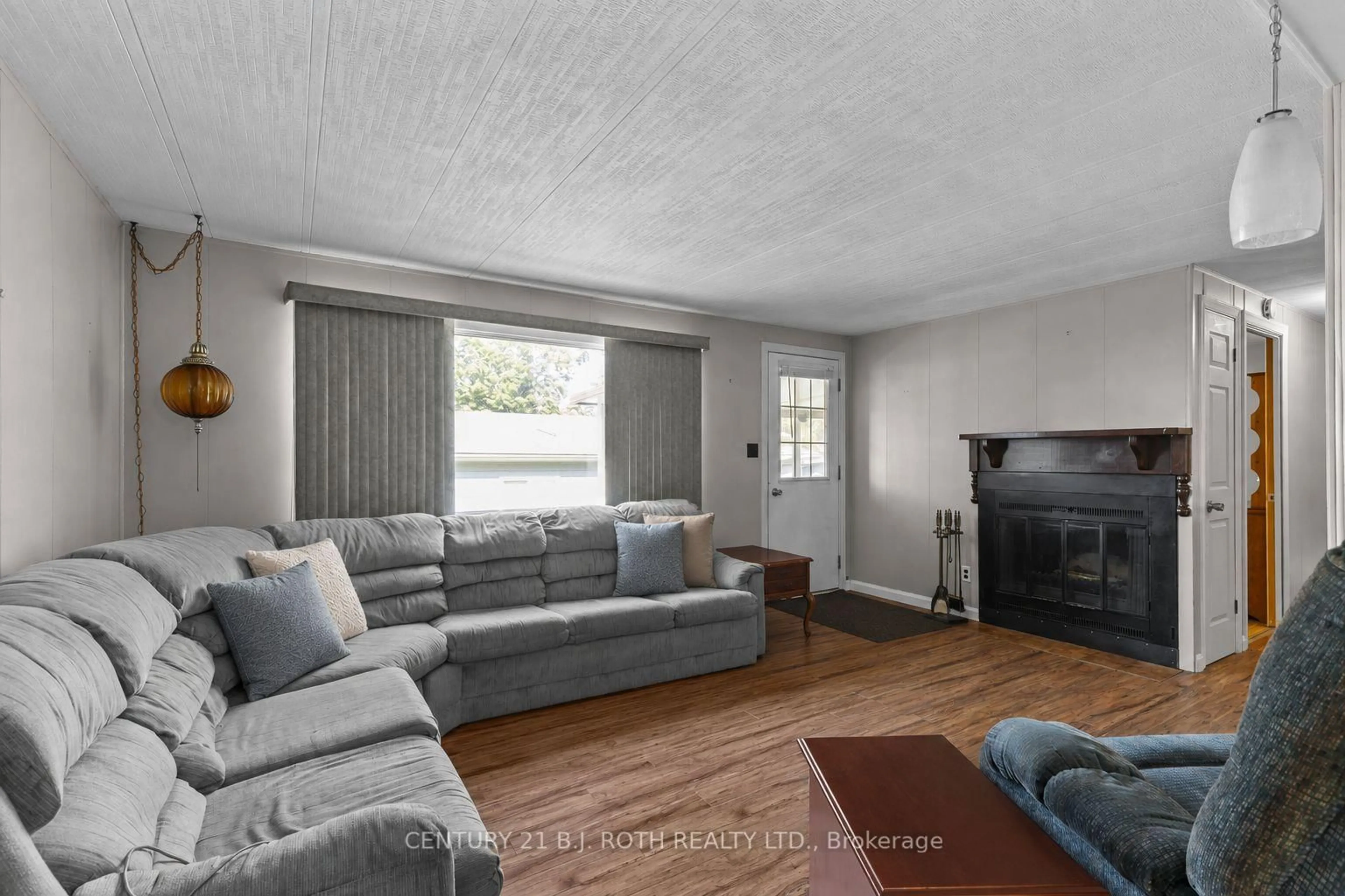 Living room with furniture, unknown for 20 Cameron Dr, Oro-Medonte Ontario L0L 1T0